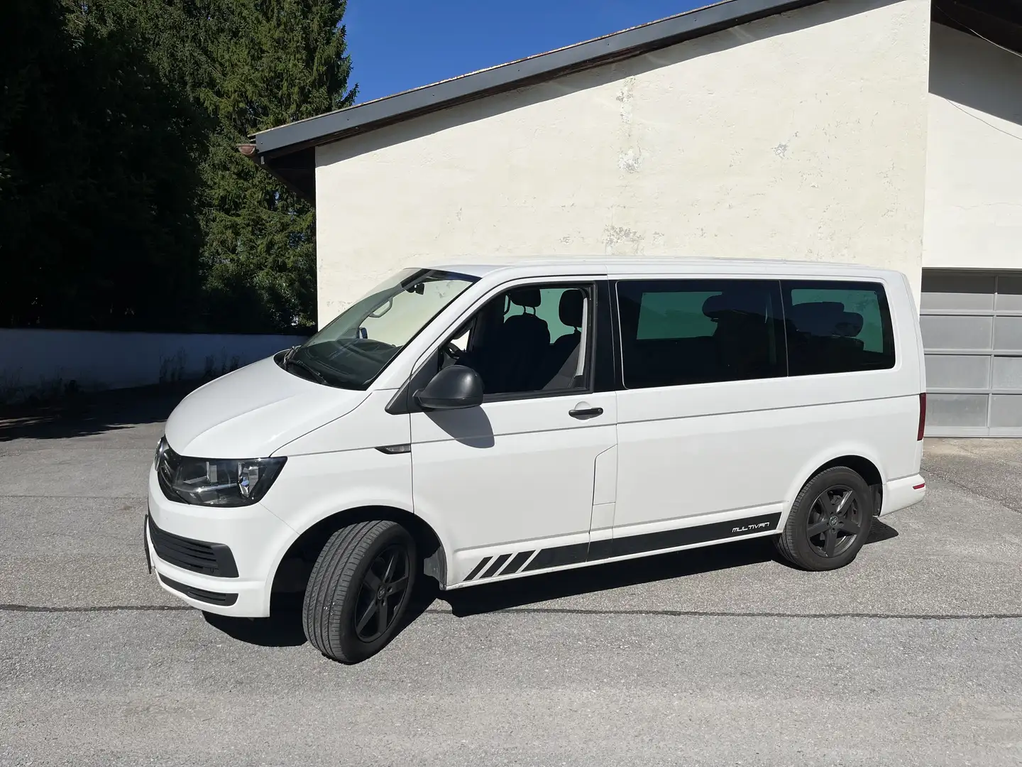 Volkswagen T6 Multivan Trendline 2,0 TDI DSG - 1