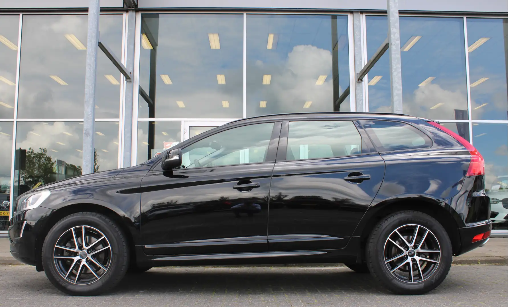 Volvo XC60 T5 Automaat FWD Kinetic | Verw. Voorstoelen | Trek Negro - 2