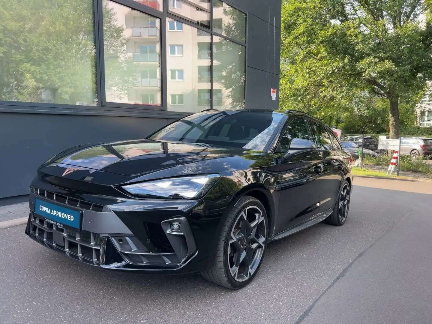 CUPRA Leon Sportstourer 1.5 TSI DSG Pano Navi LED SHZ Schwarz - 2