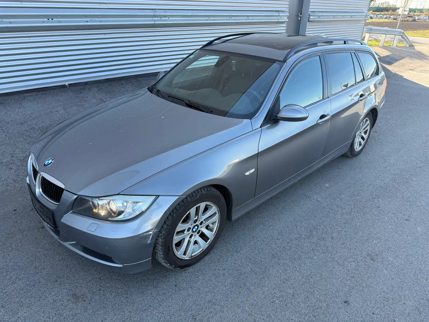 BMW 318 i Touring Österreich-Paket ID:51 Gris - 1