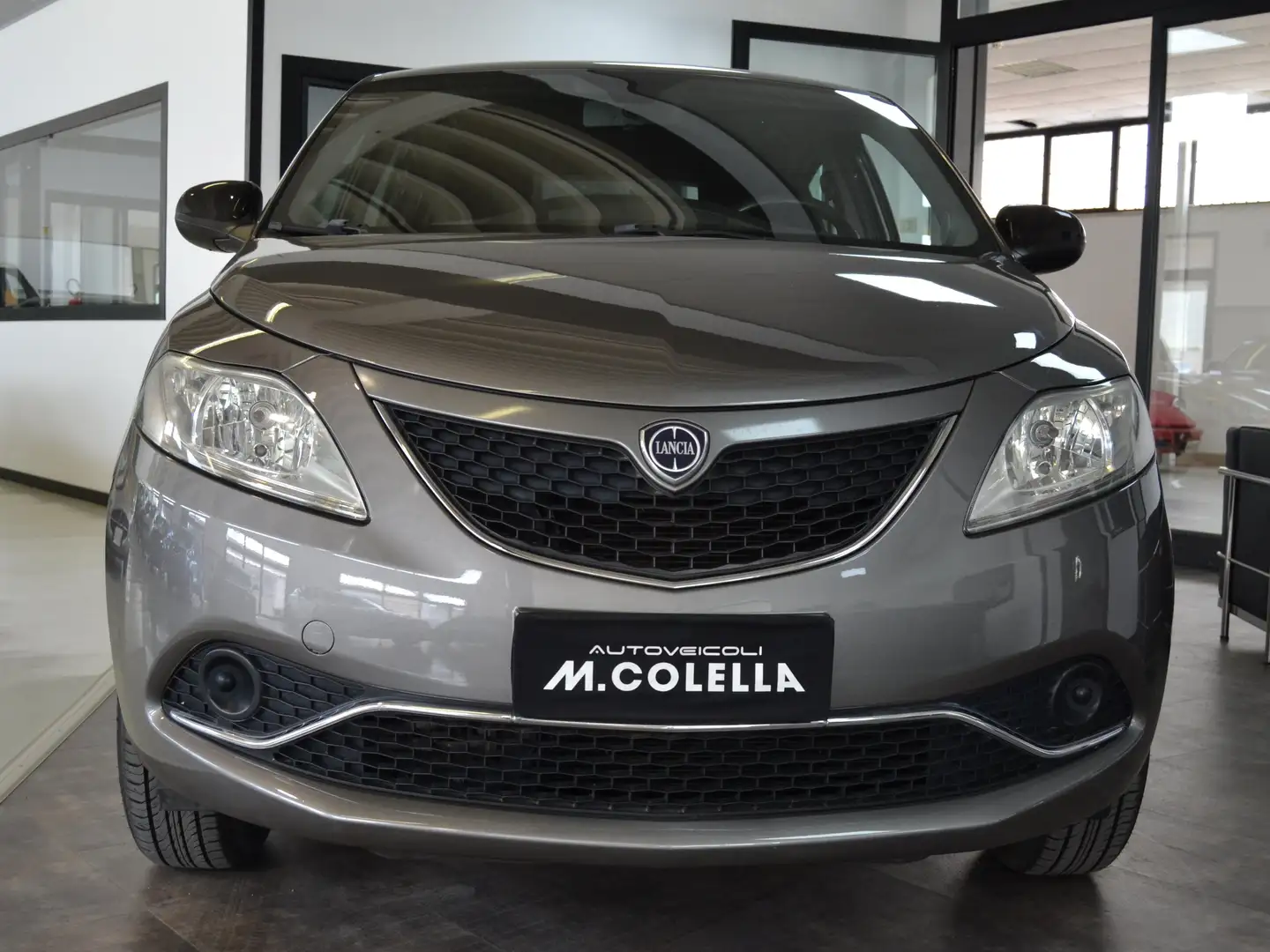 Lancia Ypsilon 0.9 t.air Metano ECOCHIC Gold 80cv/UConnect Grau - 2