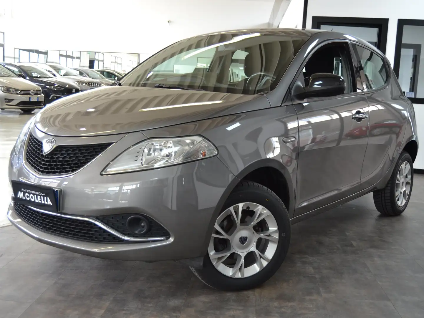 Lancia Ypsilon 0.9 t.air Metano ECOCHIC Gold 80cv/UConnect Grau - 1