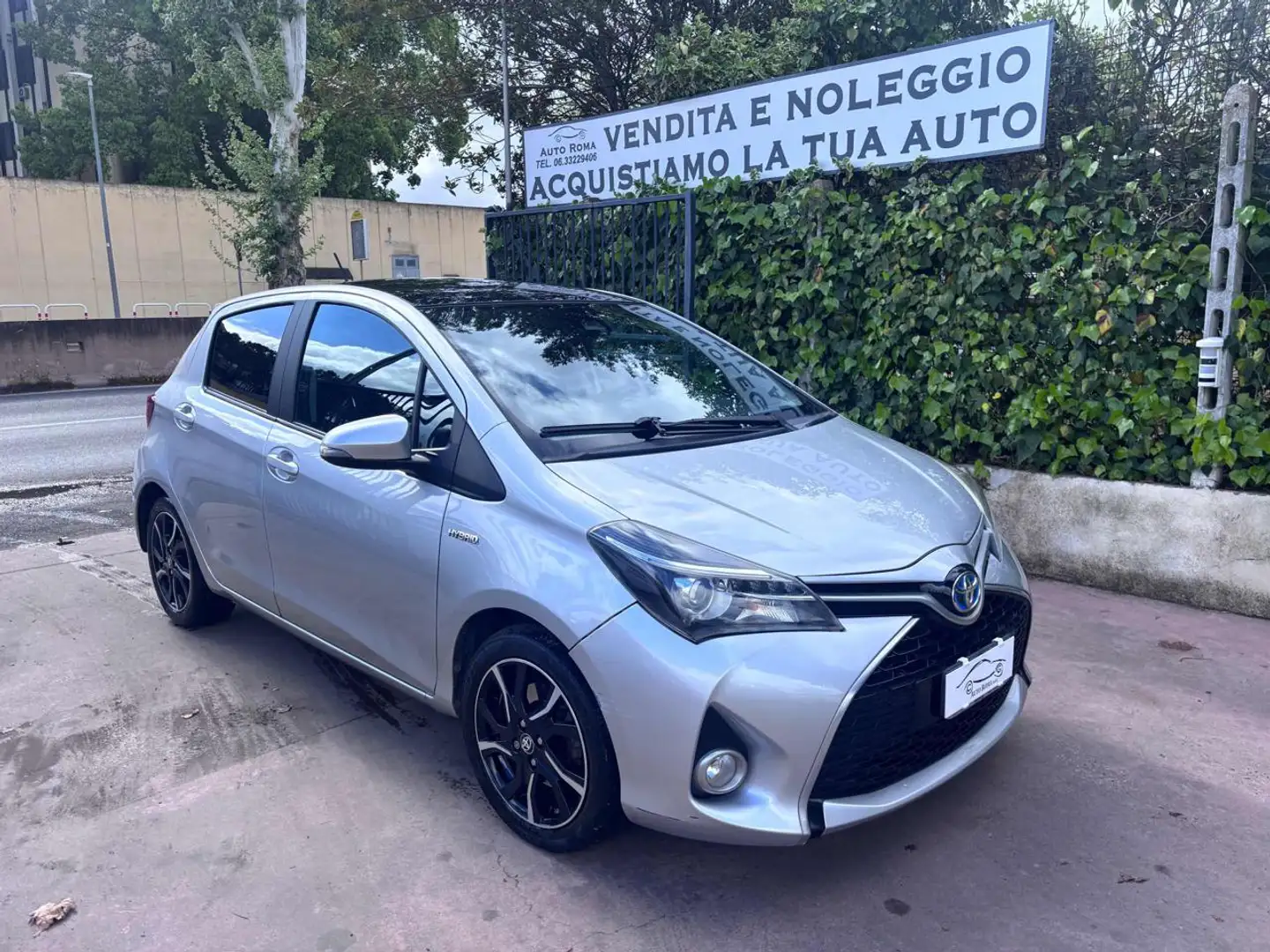 Toyota Yaris 1.5 Hybrid 5 porte Cool Argent - 1