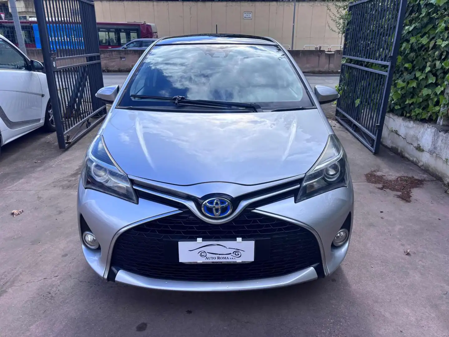 Toyota Yaris 1.5 Hybrid 5 porte Cool Argent - 2