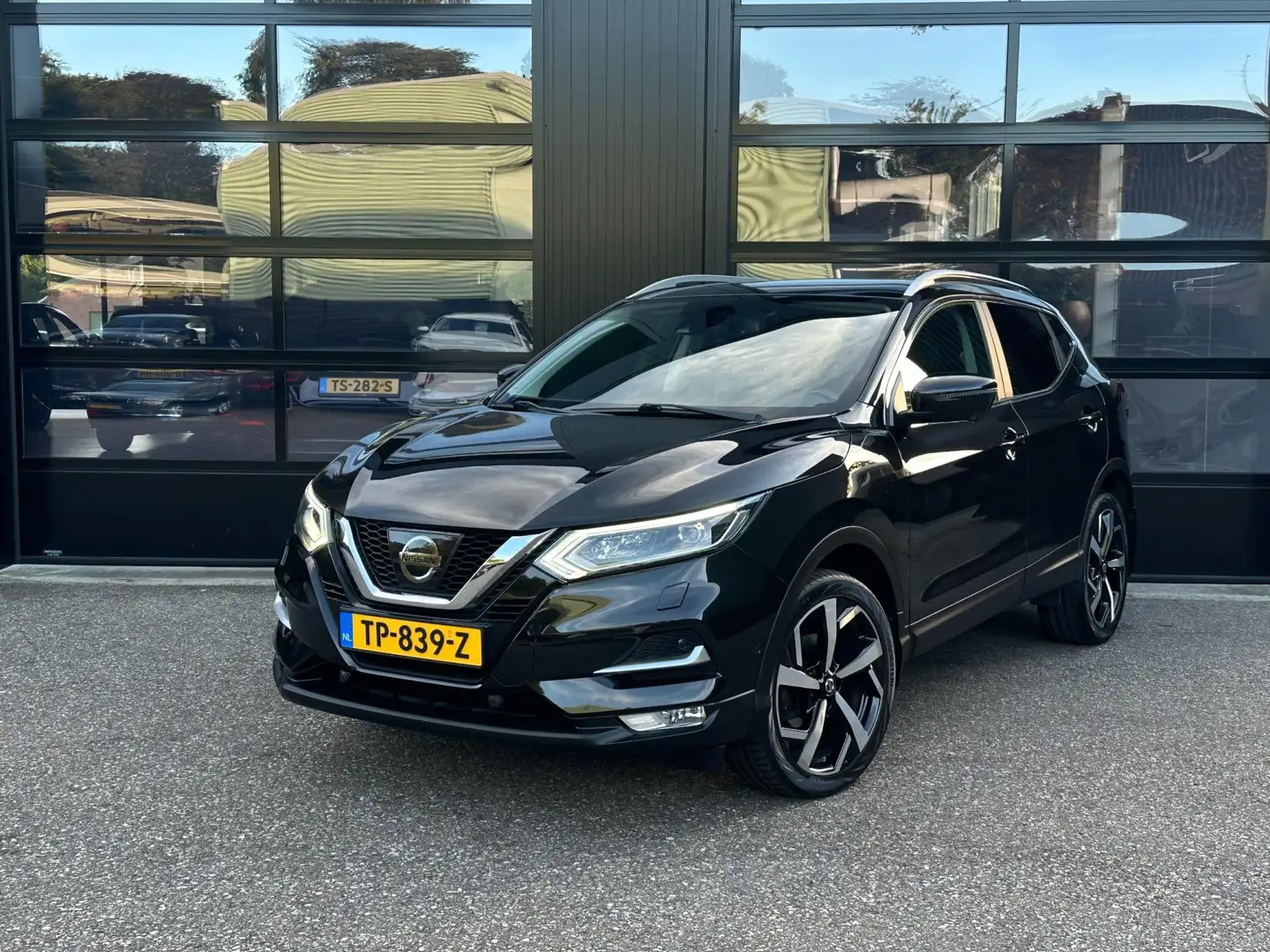 Nissan Qashqai 1.2 Tekna Led Navi Pano Camera Leder Schwarz - 1