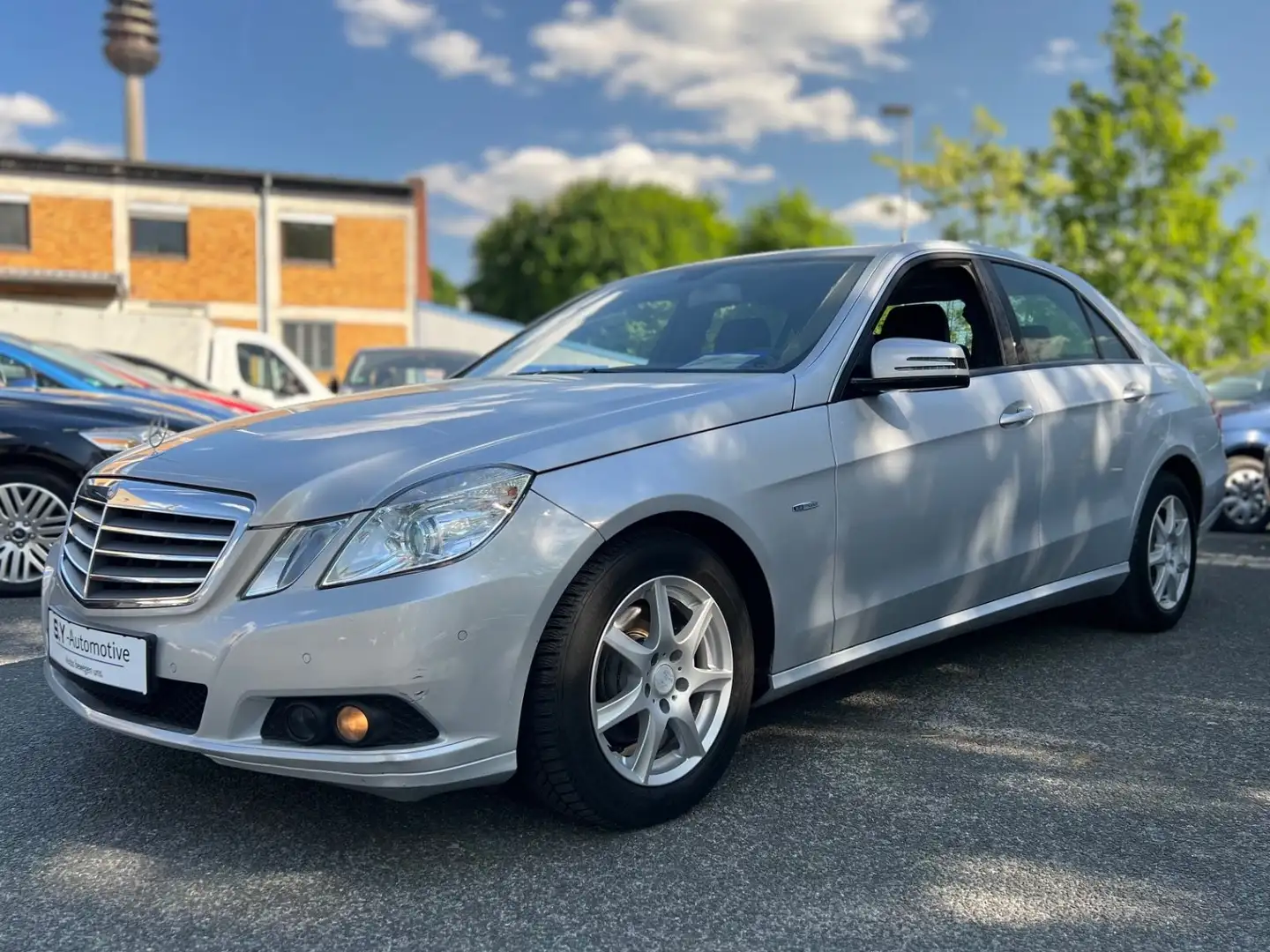 Mercedes-Benz E 200 E200CDI BlueEfficiency/Automatik/SHZ/PDC/AHK/TÜV Silber - 1