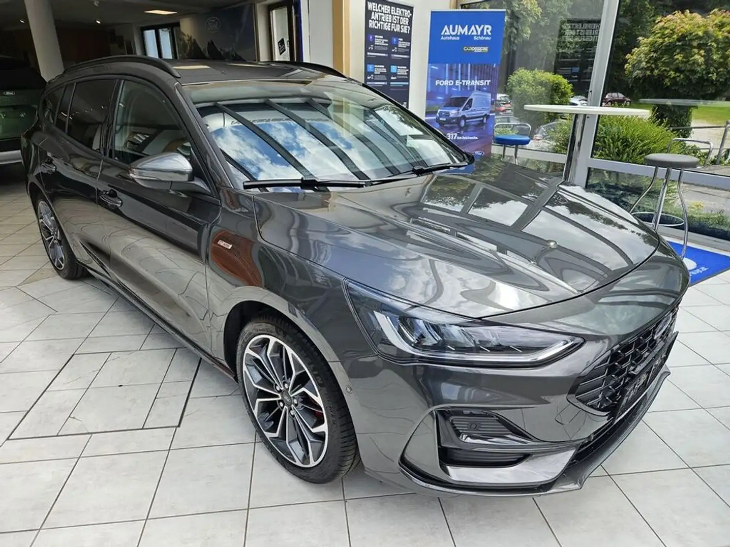 Ford Focus Turnier 1,0 EcoBoost Hybrid ST-Line X Grijs - 1