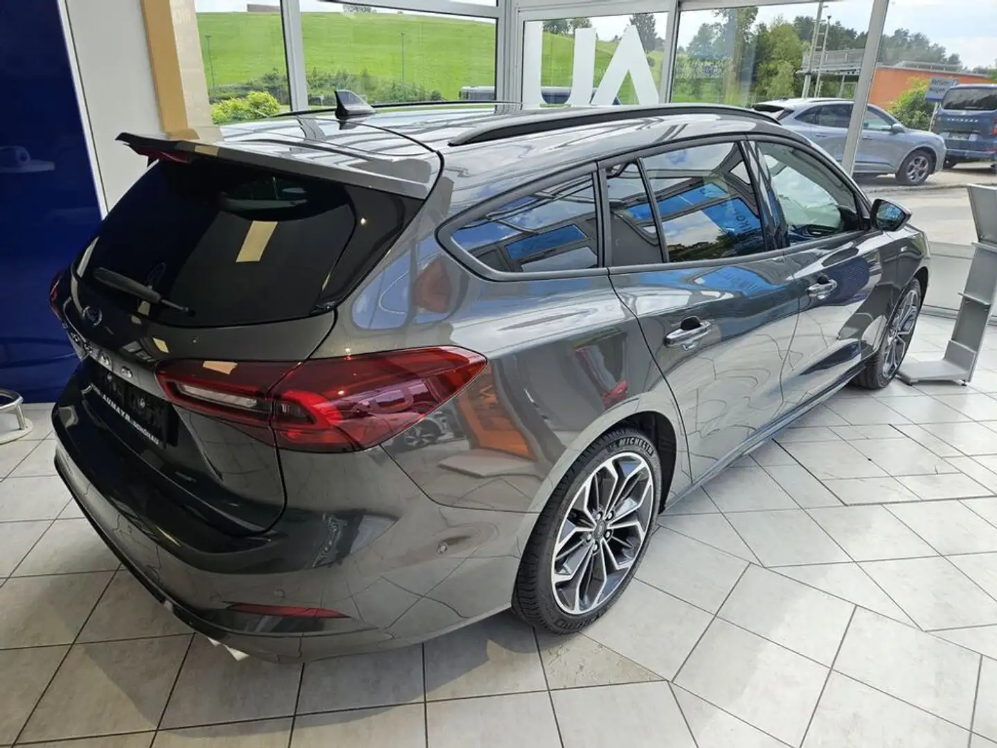 Ford Focus Turnier 1,0 EcoBoost Hybrid ST-Line X Grijs - 2