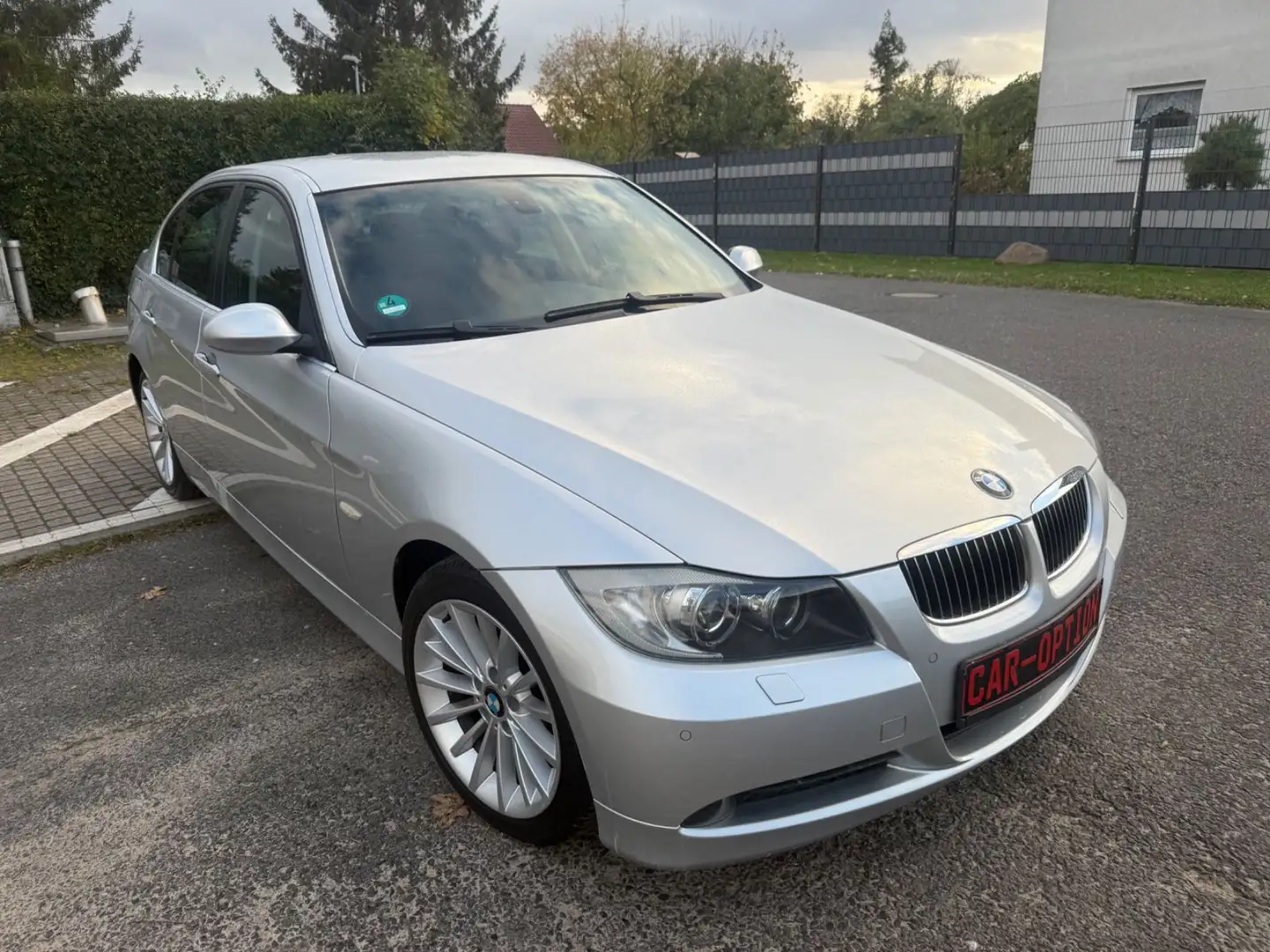 BMW 325 i Limousine/ Xenon/Navigation/PDC/17 Zoll Silber - 2