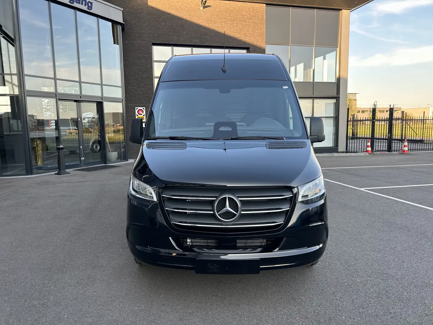 Mercedes-Benz Sprinter 317 CDI L2 H2 Pro 3500KG Trekhaak / LED / Betimmer Zwart - 2