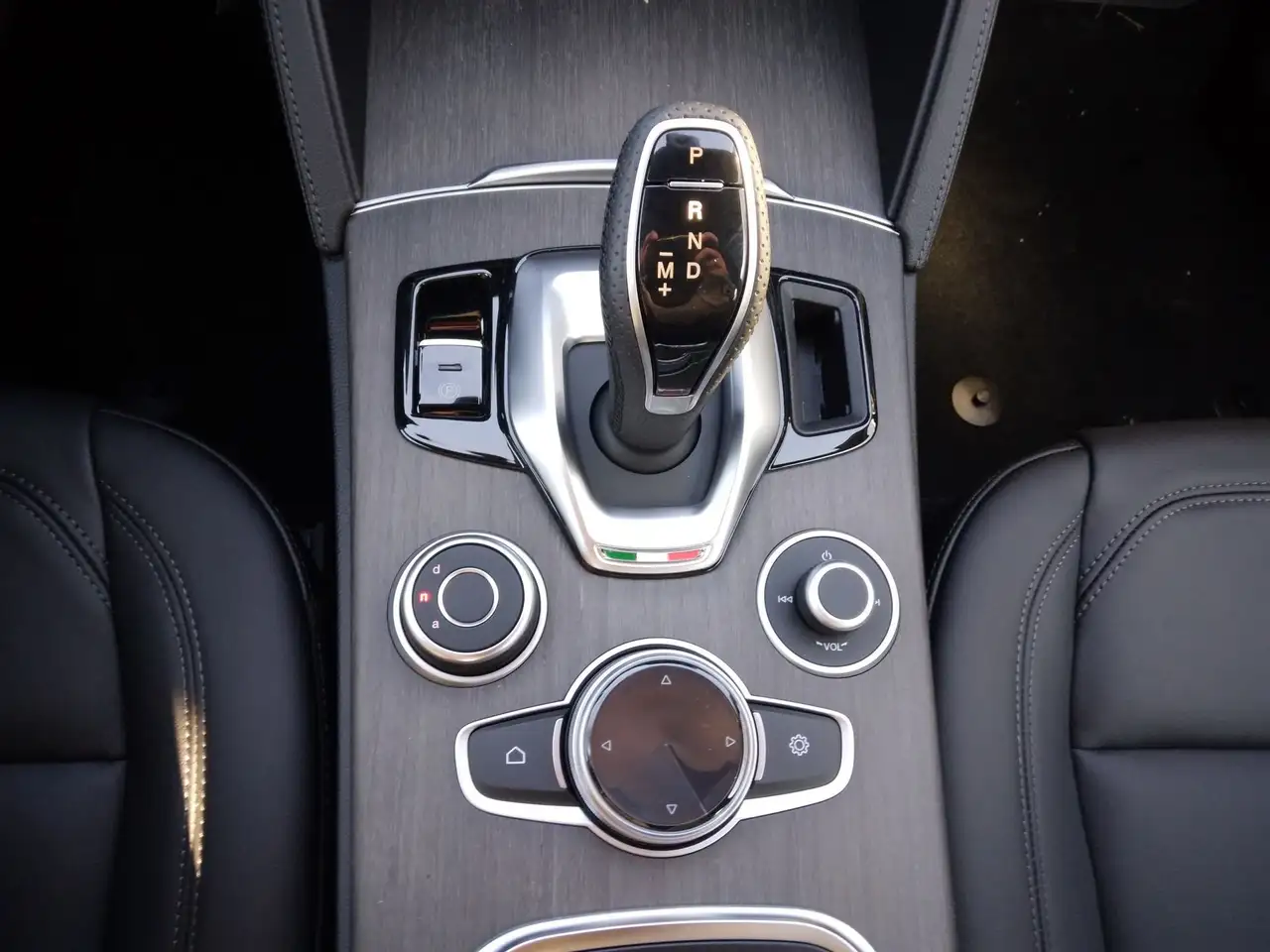 Alfa Romeo Stelvio 2023 — фото 14