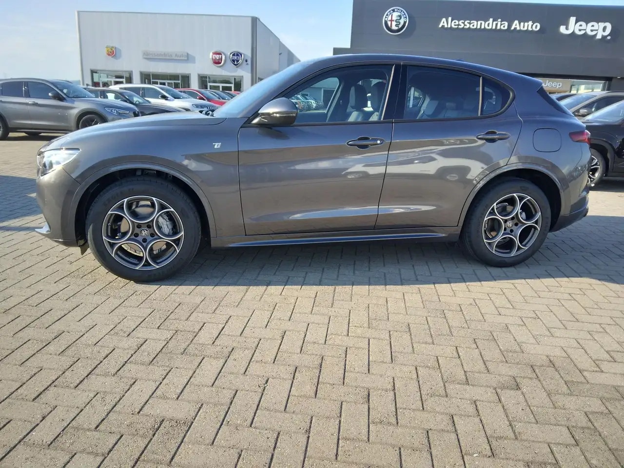 Alfa Romeo Stelvio 2023 — фото 8