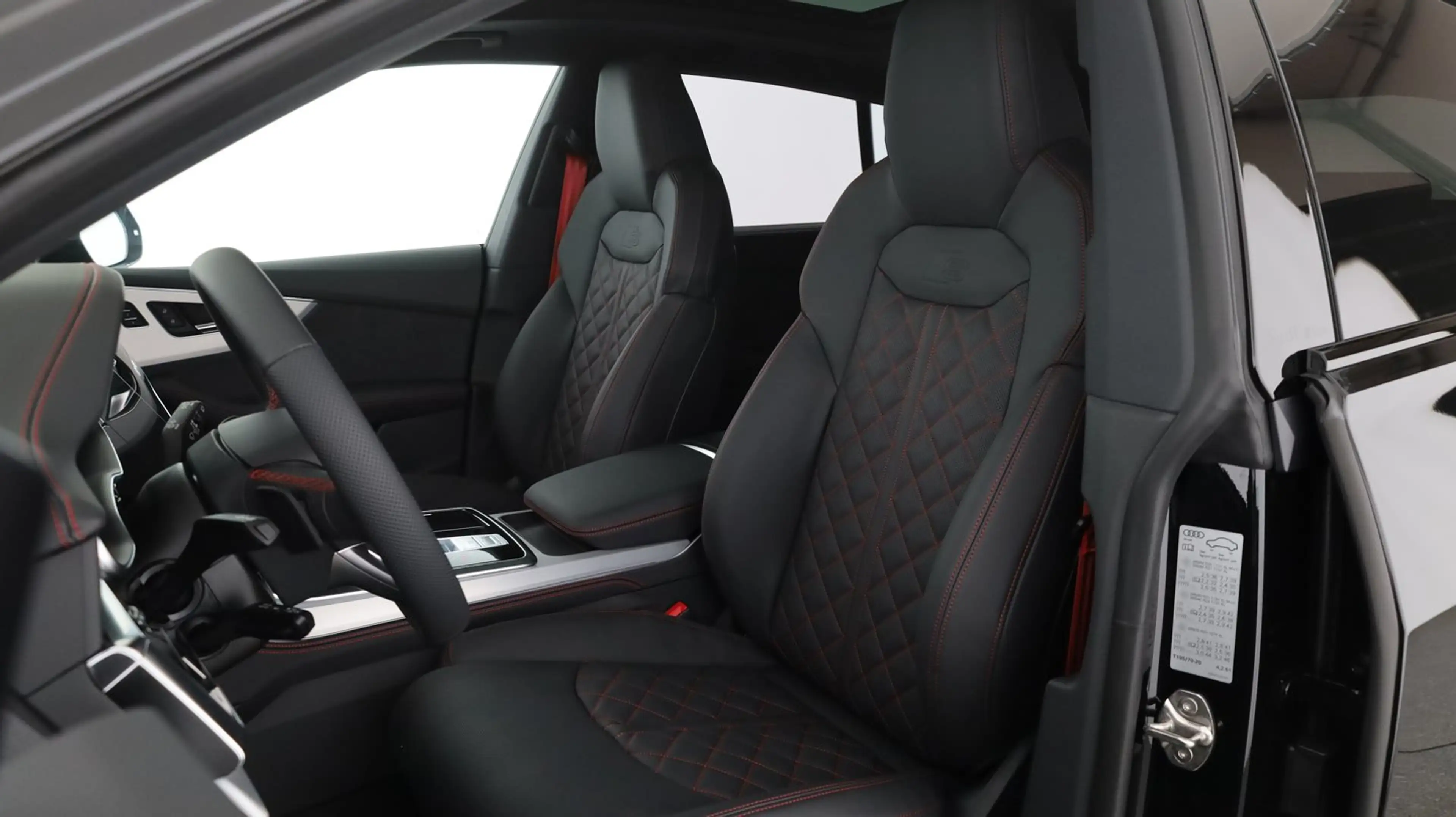 Audi SQ8 TFSI quattro — photo 9