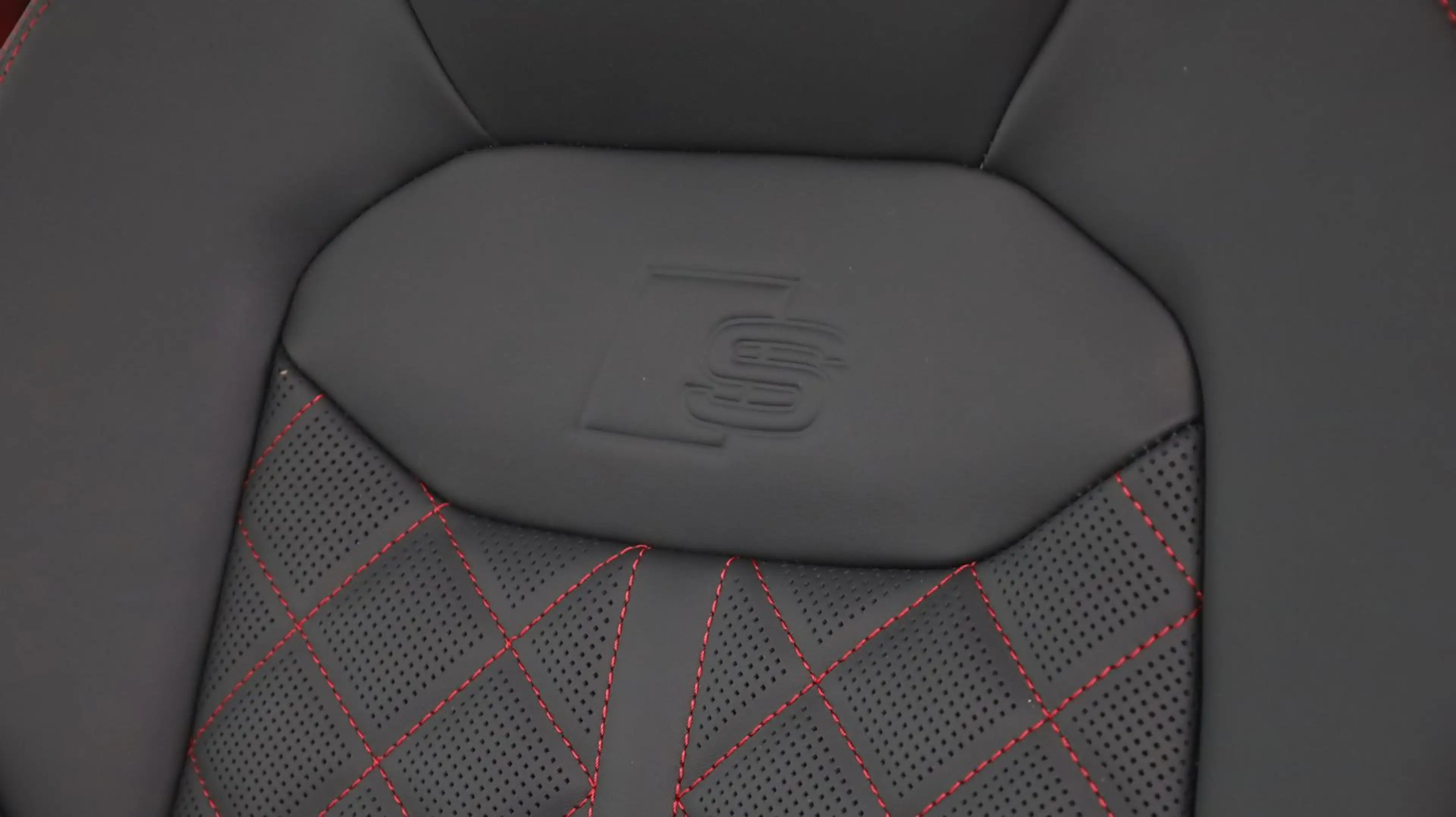 Audi SQ8 TFSI quattro — photo 10