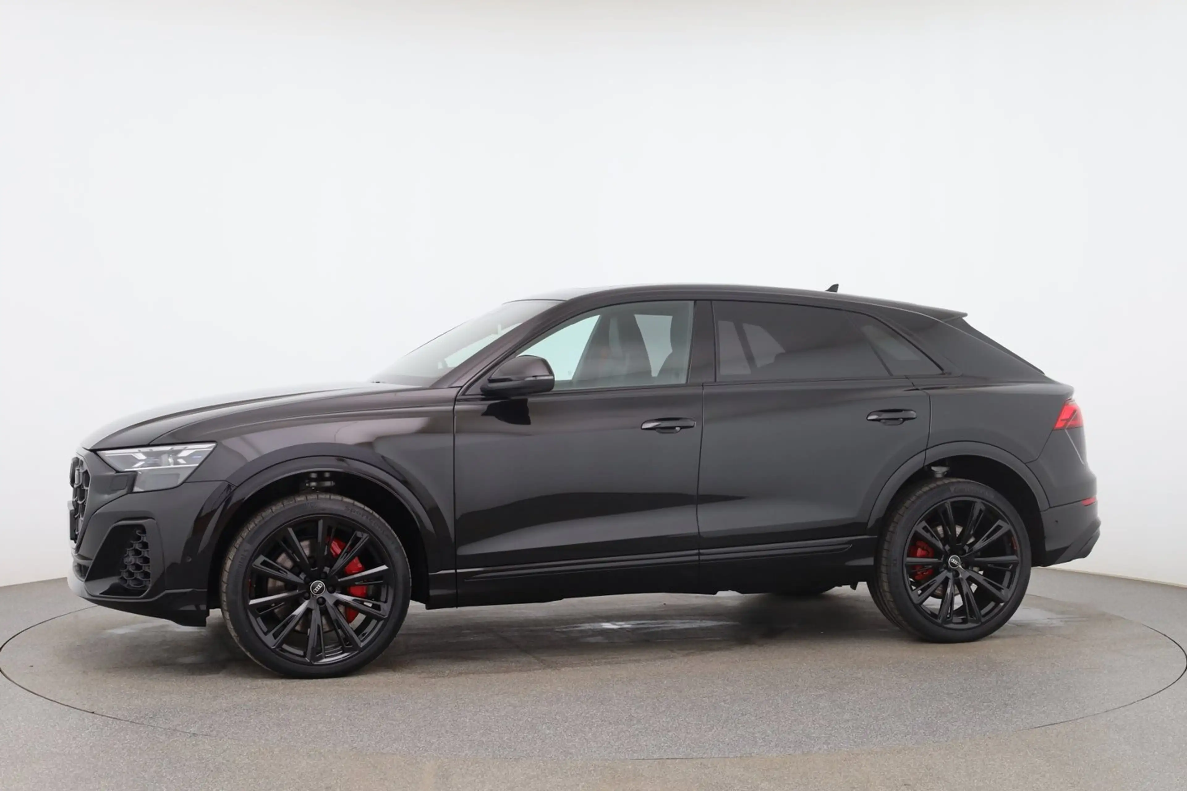 Audi SQ8 TFSI quattro — photo 2