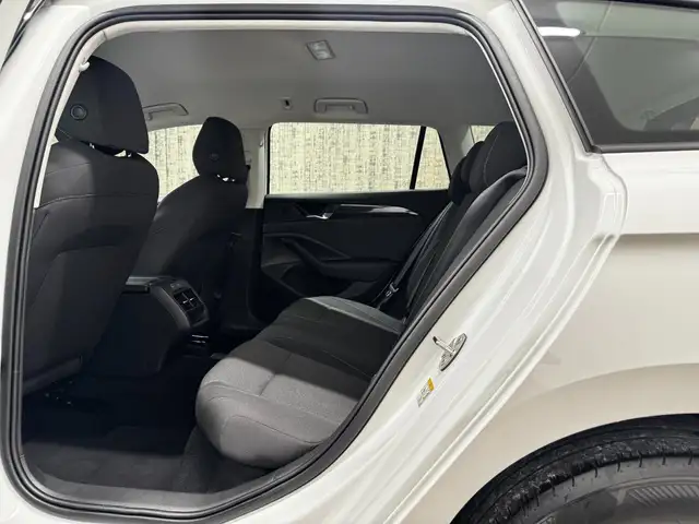 Volkswagen Passat view 11