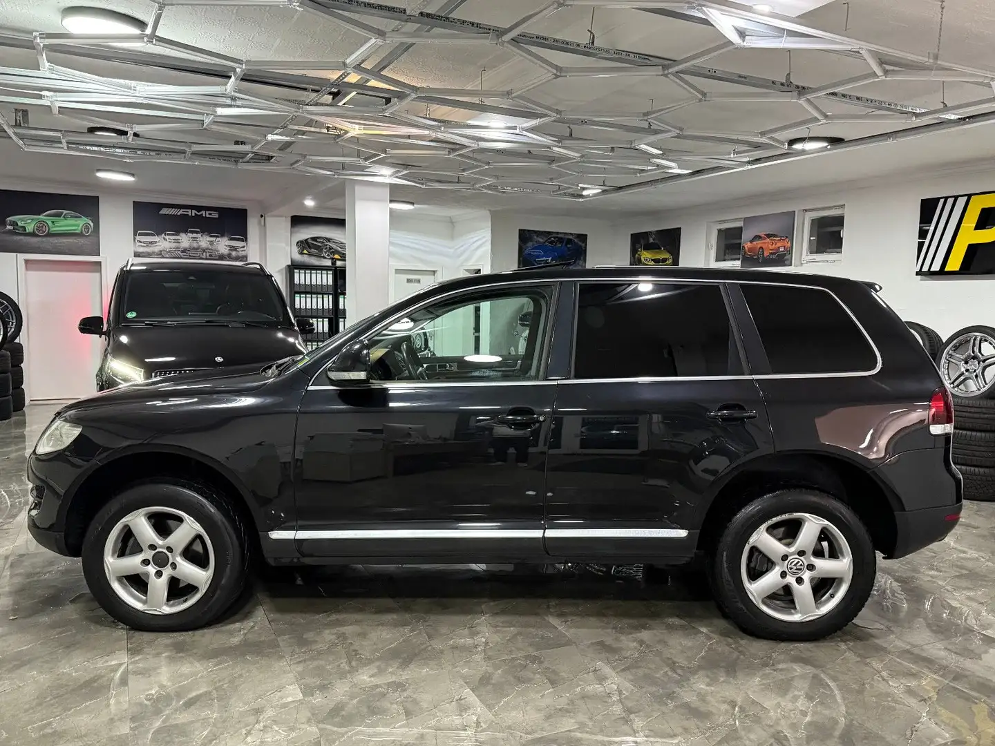 Volkswagen Touareg 3.0 TDI Autom Navi Schiebedach Xenon AHK Schwarz - 2