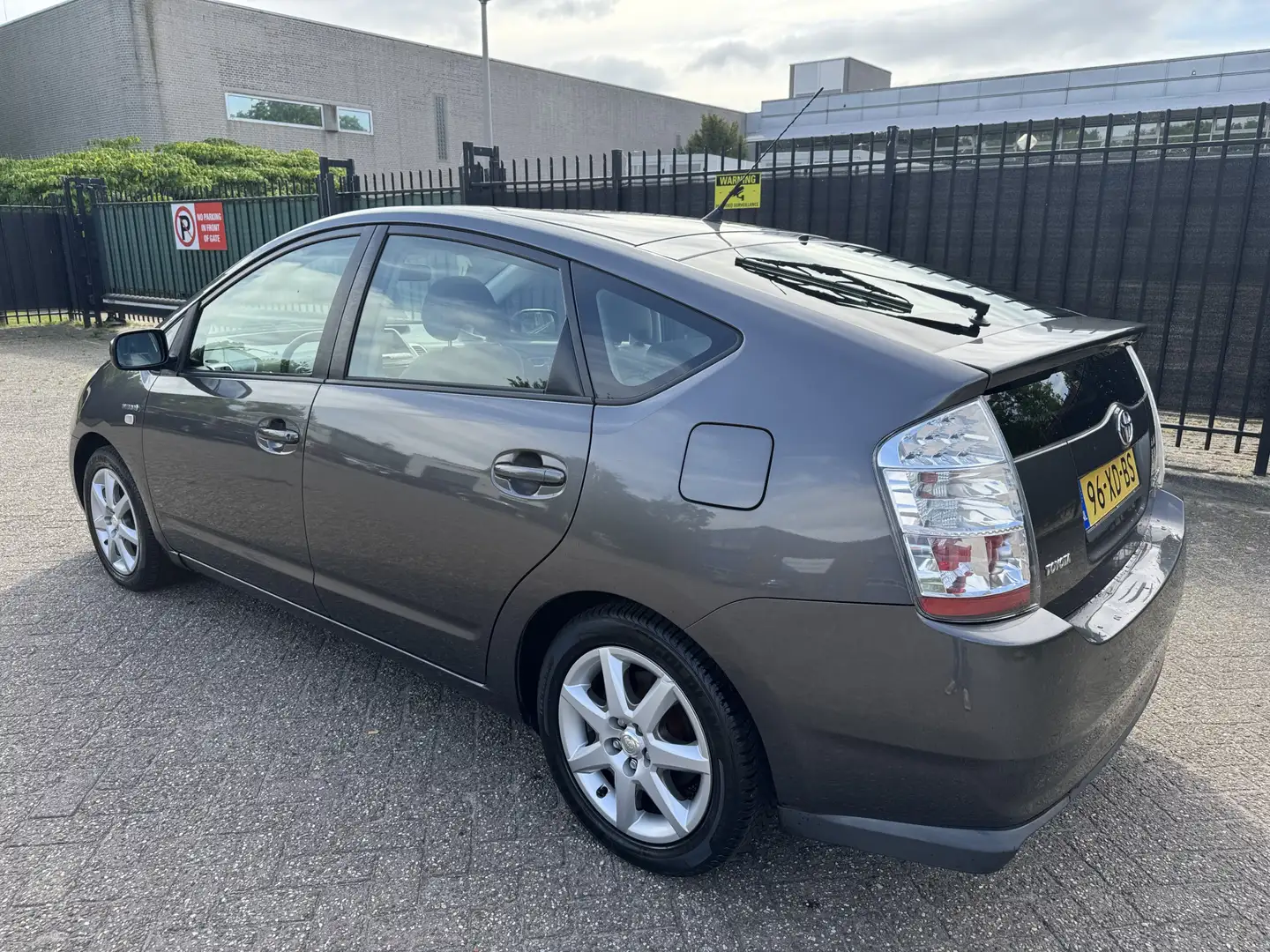 Toyota Prius 1.5 VVT-i Hybrid Comfort Clima/Cruise siva - 2