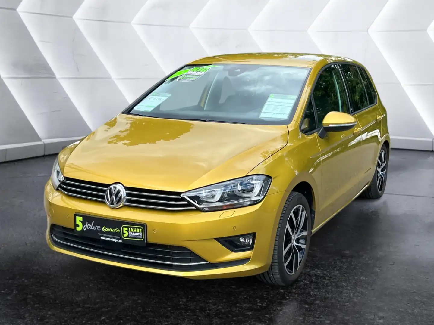 Volkswagen Golf Sportsvan VII 1.4 TSI BMT Sound Matrix ACC Geel - 2