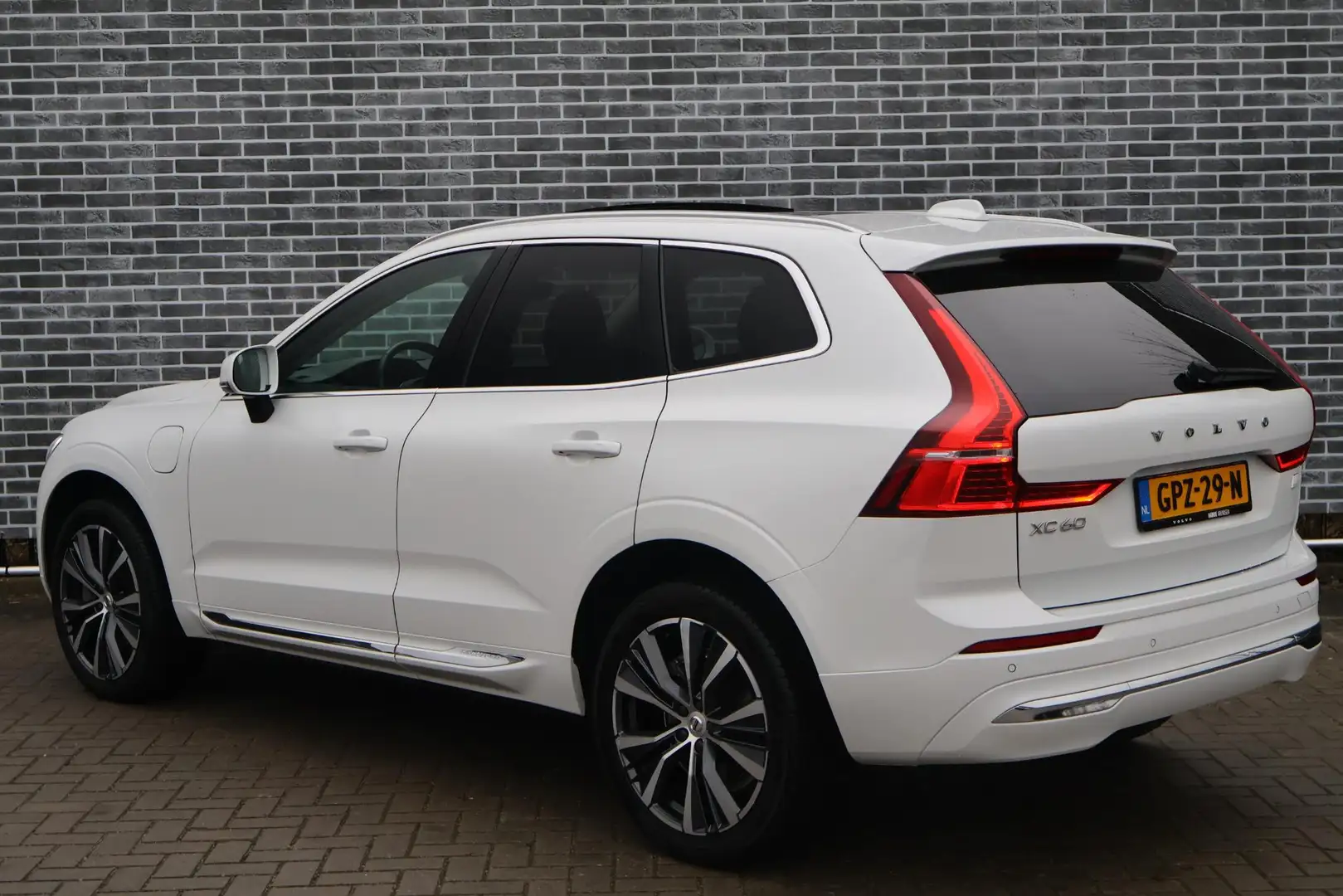 Volvo XC60 2.0 T6 Plug-in hybrid AWD Inscription | Lederen Be Wit - 2