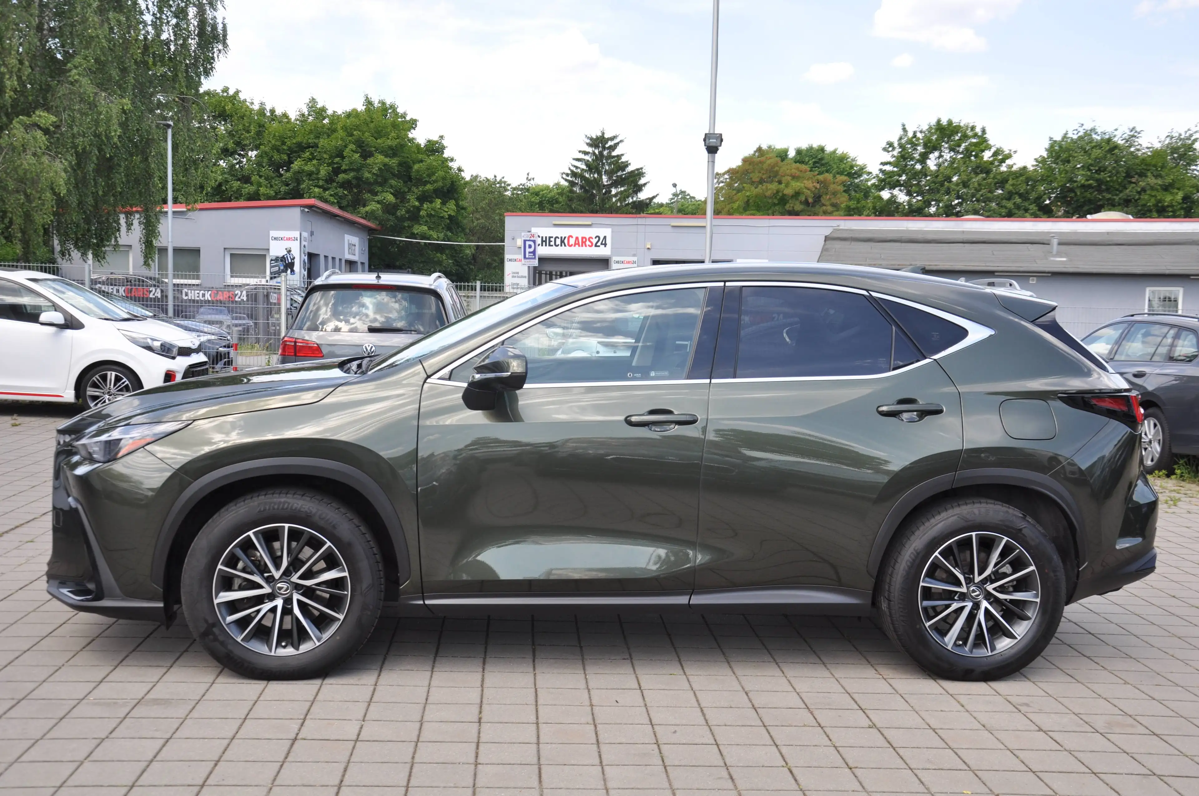 Lexus NX 450h+ 450 h E-Four NAVI-LEDER-360°-LED-ACC-8FACH-SITZKLIMA-SHZ HINTEN-LENKRADHZ-NAVI-ERSTE HAND-UNFALLFREI — photo 5