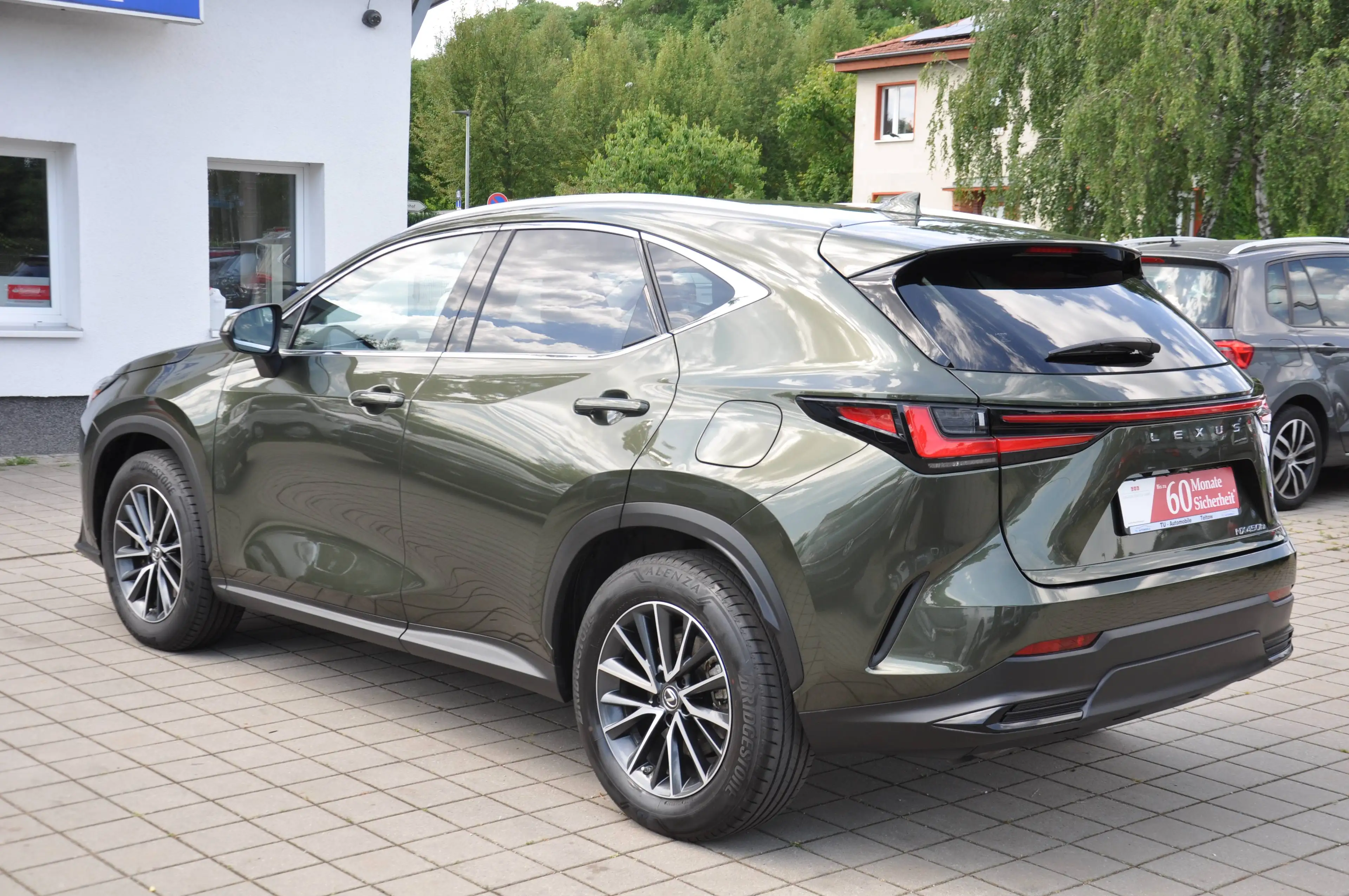 Lexus NX 450h+ 450 h E-Four NAVI-LEDER-360°-LED-ACC-8FACH-SITZKLIMA-SHZ HINTEN-LENKRADHZ-NAVI-ERSTE HAND-UNFALLFREI — photo 6