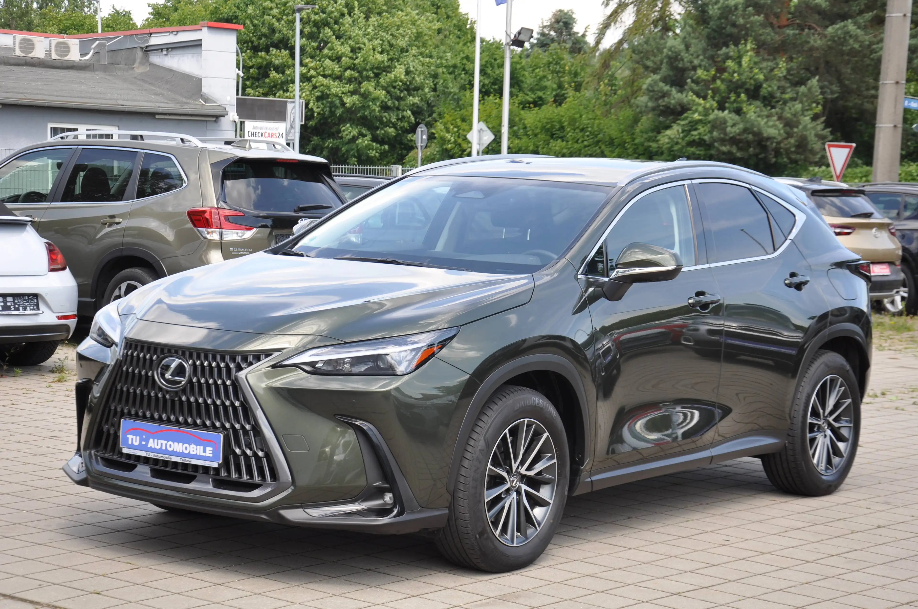 Lexus NX 450h+ 450 h E-Four NAVI-LEDER-360°-LED-ACC-8FACH-SITZKLIMA-SHZ HINTEN-LENKRADHZ-NAVI-ERSTE HAND-UNFALLFREI — photo 4