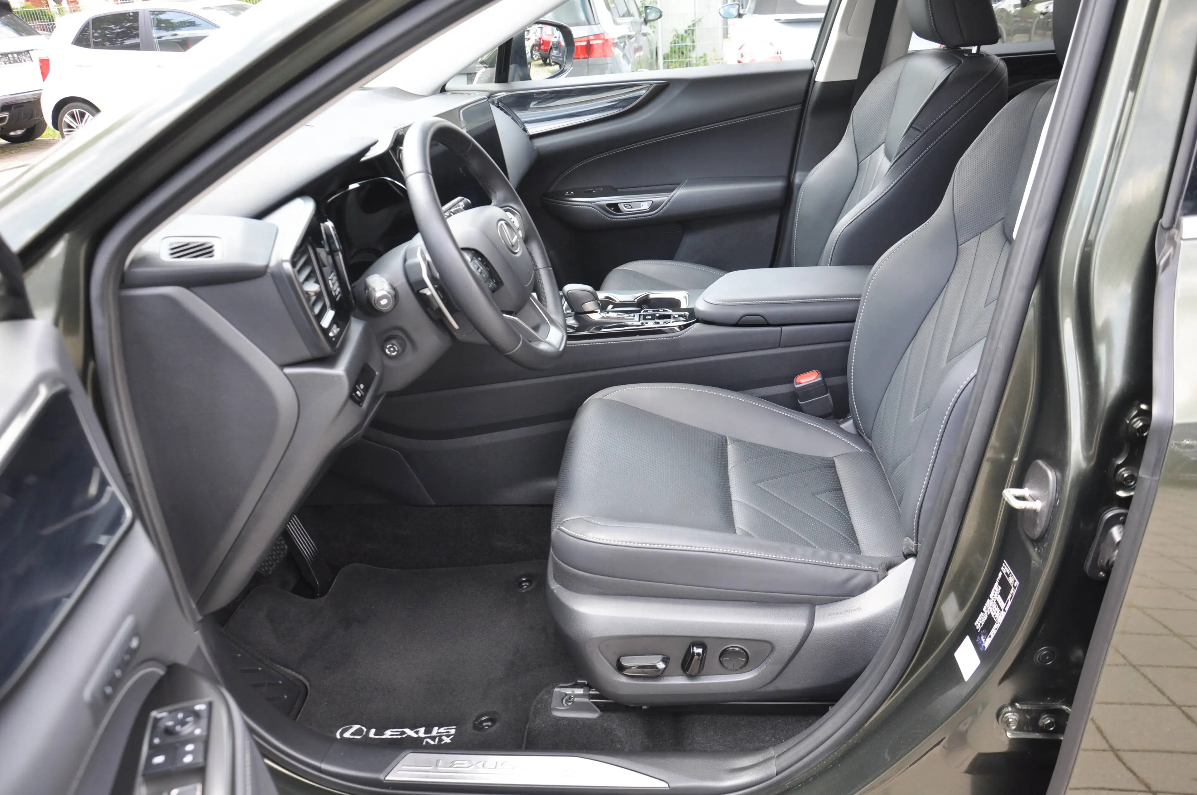 Lexus NX 450h+ 450 h E-Four NAVI-LEDER-360°-LED-ACC-8FACH-SITZKLIMA-SHZ HINTEN-LENKRADHZ-NAVI-ERSTE HAND-UNFALLFREI — photo 13