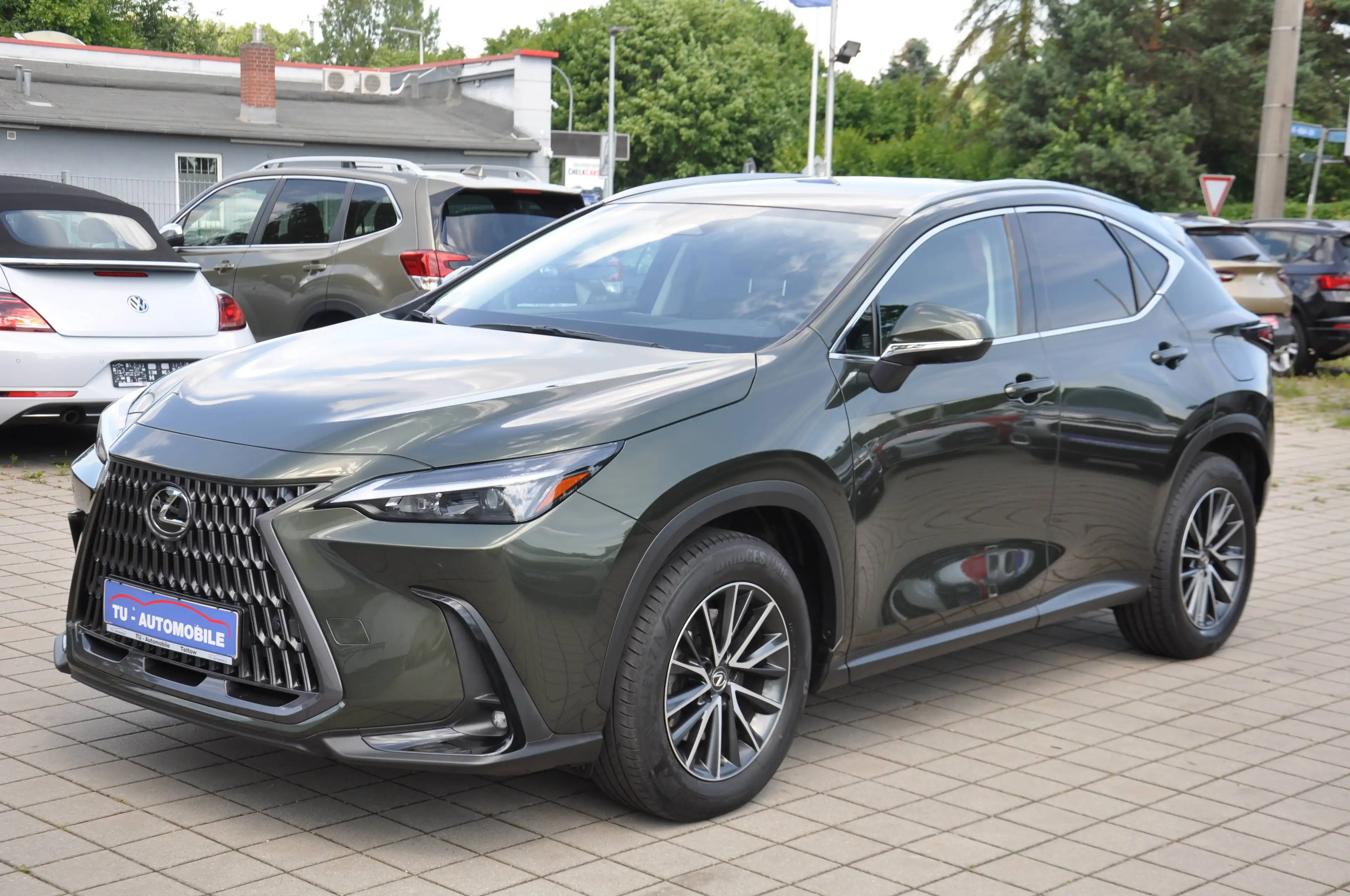 Lexus NX 450h+ 450 h E-Four NAVI-LEDER-360°-LED-ACC-8FACH-SITZKLIMA-SHZ HINTEN-LENKRADHZ-NAVI-ERSTE HAND-UNFALLFREI — photo 3