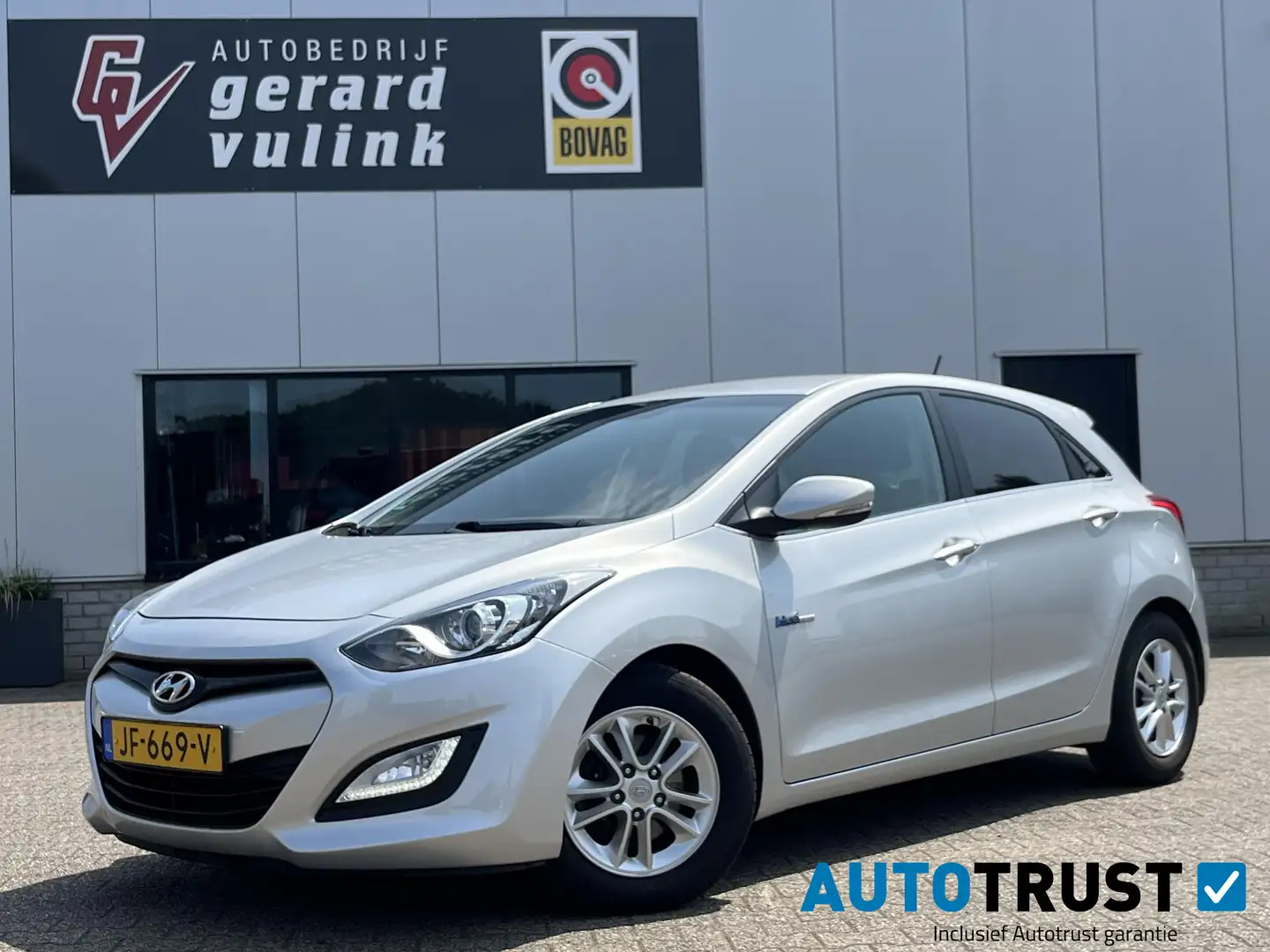 Hyundai i30 1.6 GDI i-Motion Plus ECC NAV CRUISE TREKHAAK Grijs - 1