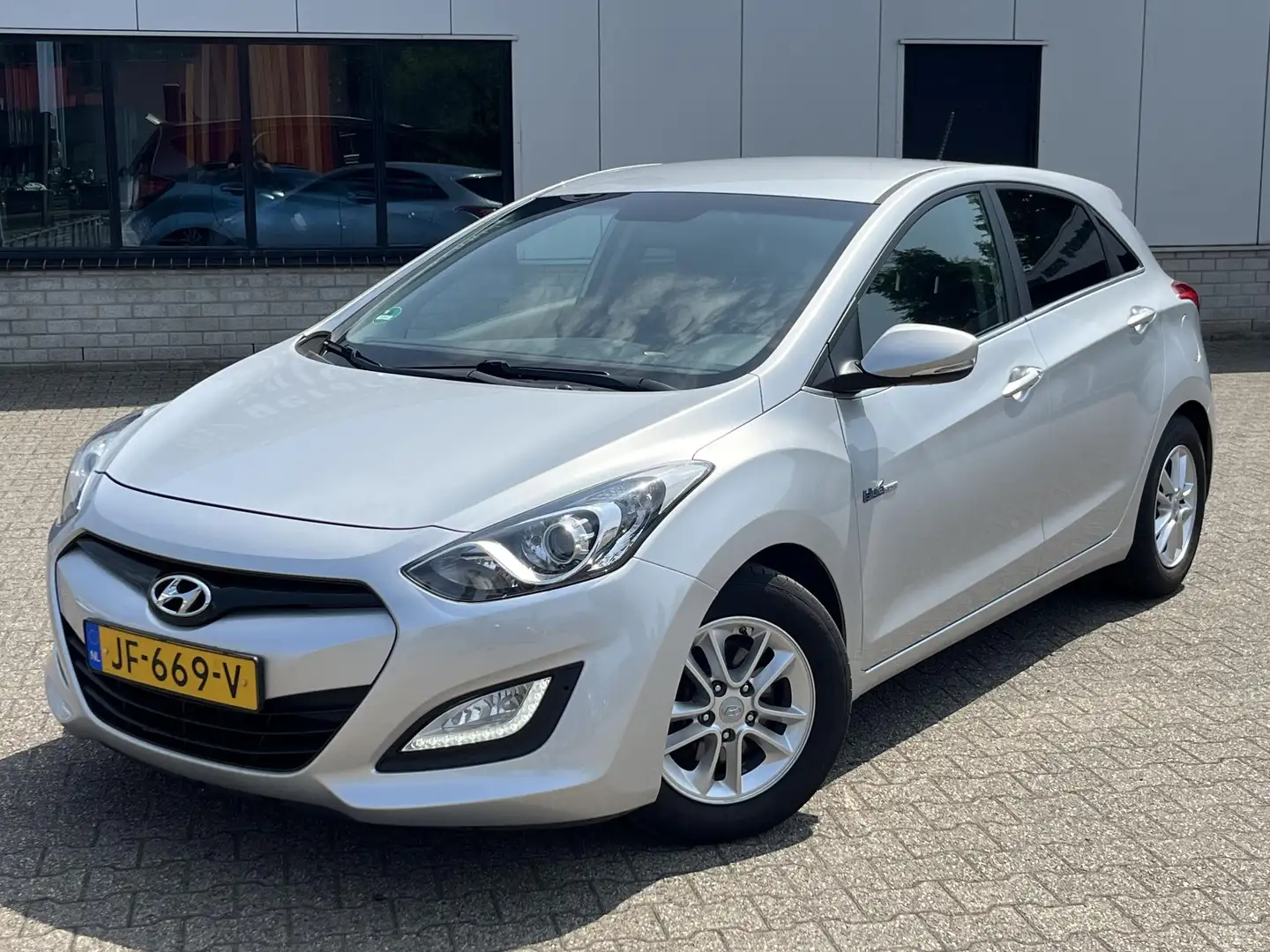 Hyundai i30 1.6 GDI i-Motion Plus ECC NAV CRUISE TREKHAAK Grijs - 2