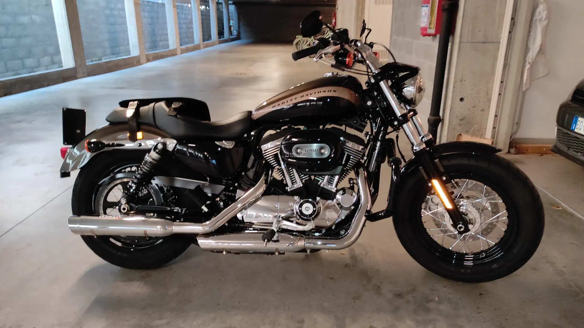 Harley-Davidson 1200 Custom - 1