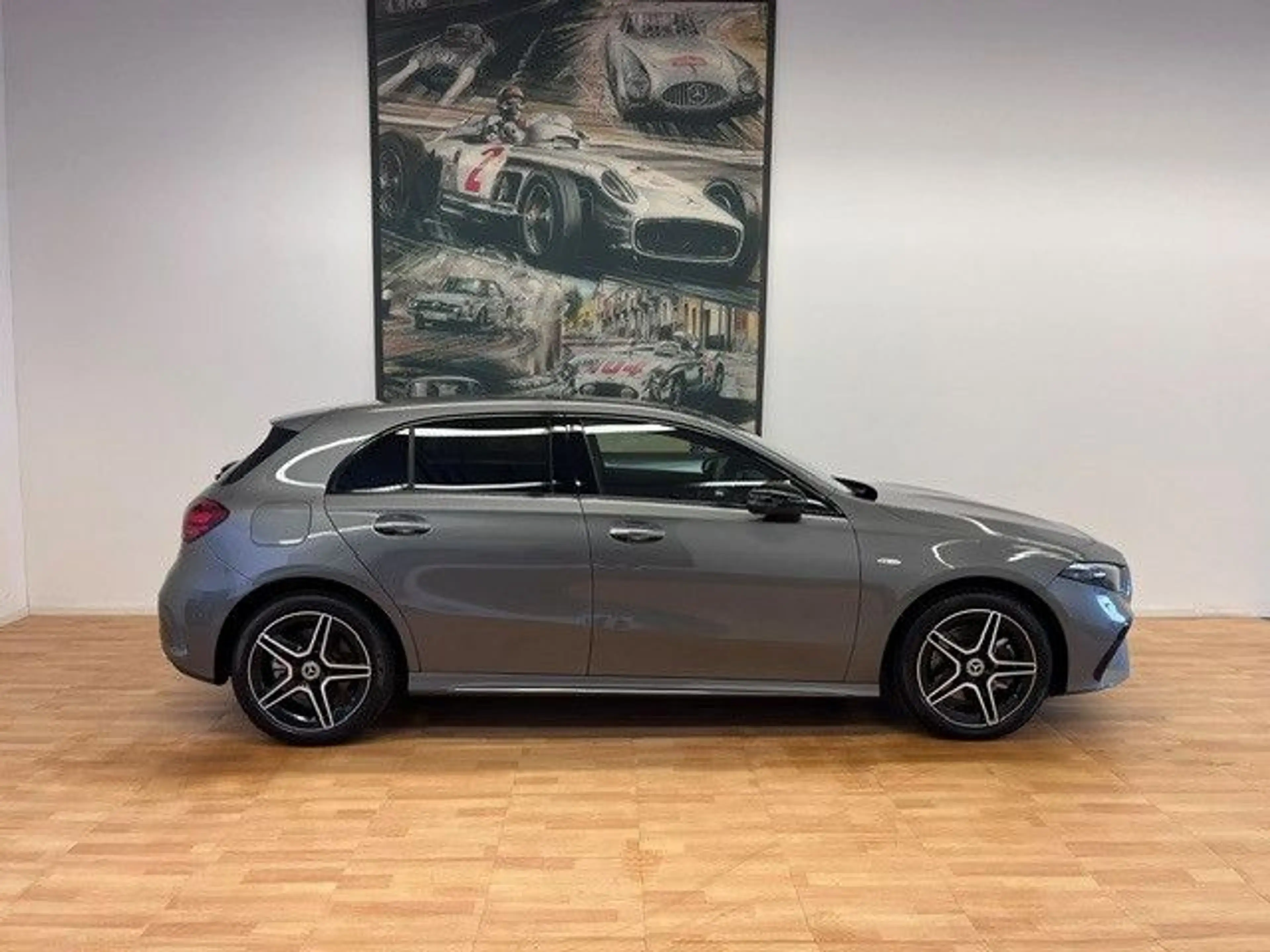 Mercedes-Benz A 250 e AMG-Line Panorama Distronic Keyless Go — photo 5