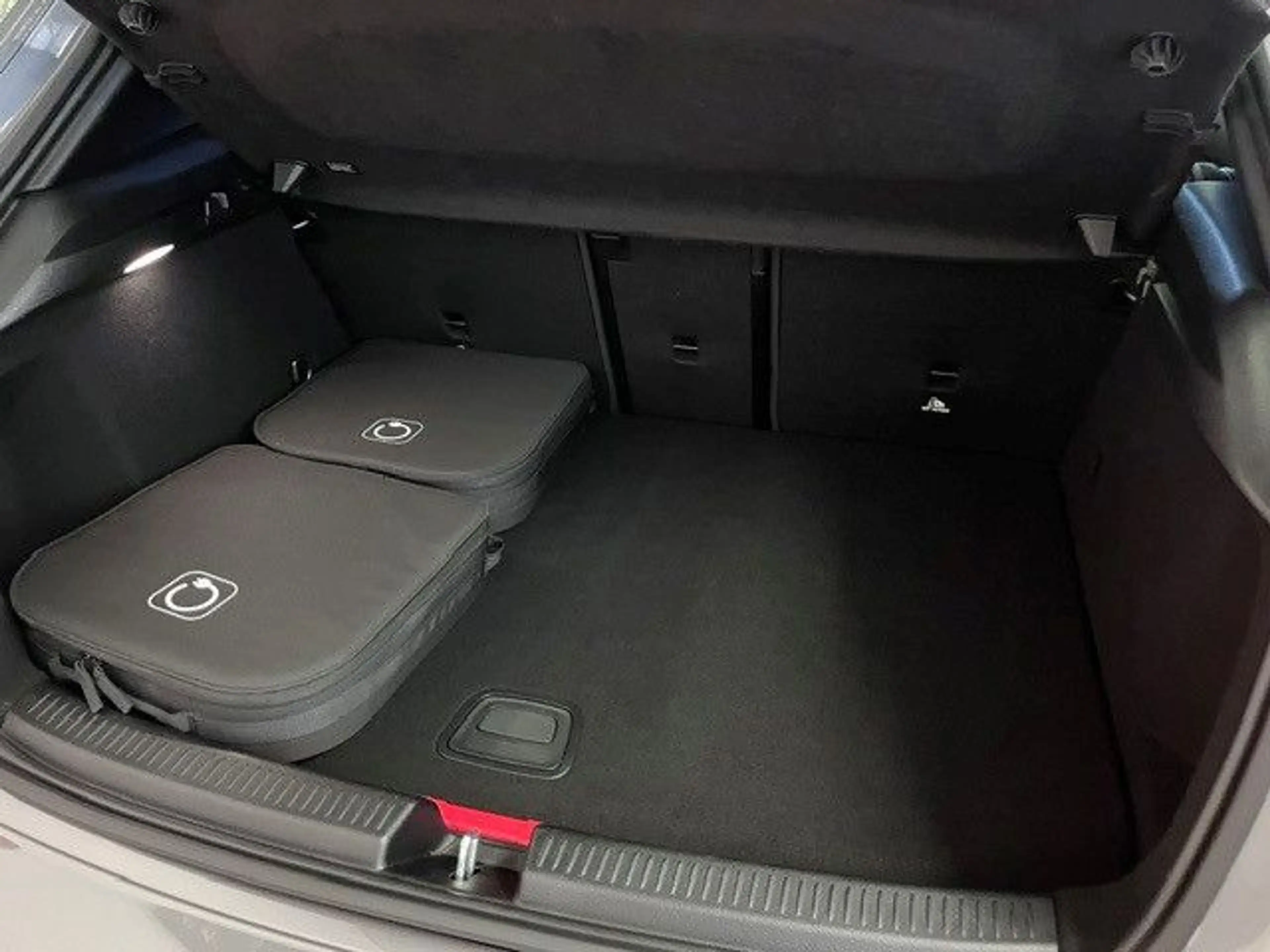 Mercedes-Benz A 250 e AMG-Line Panorama Distronic Keyless Go — photo 12