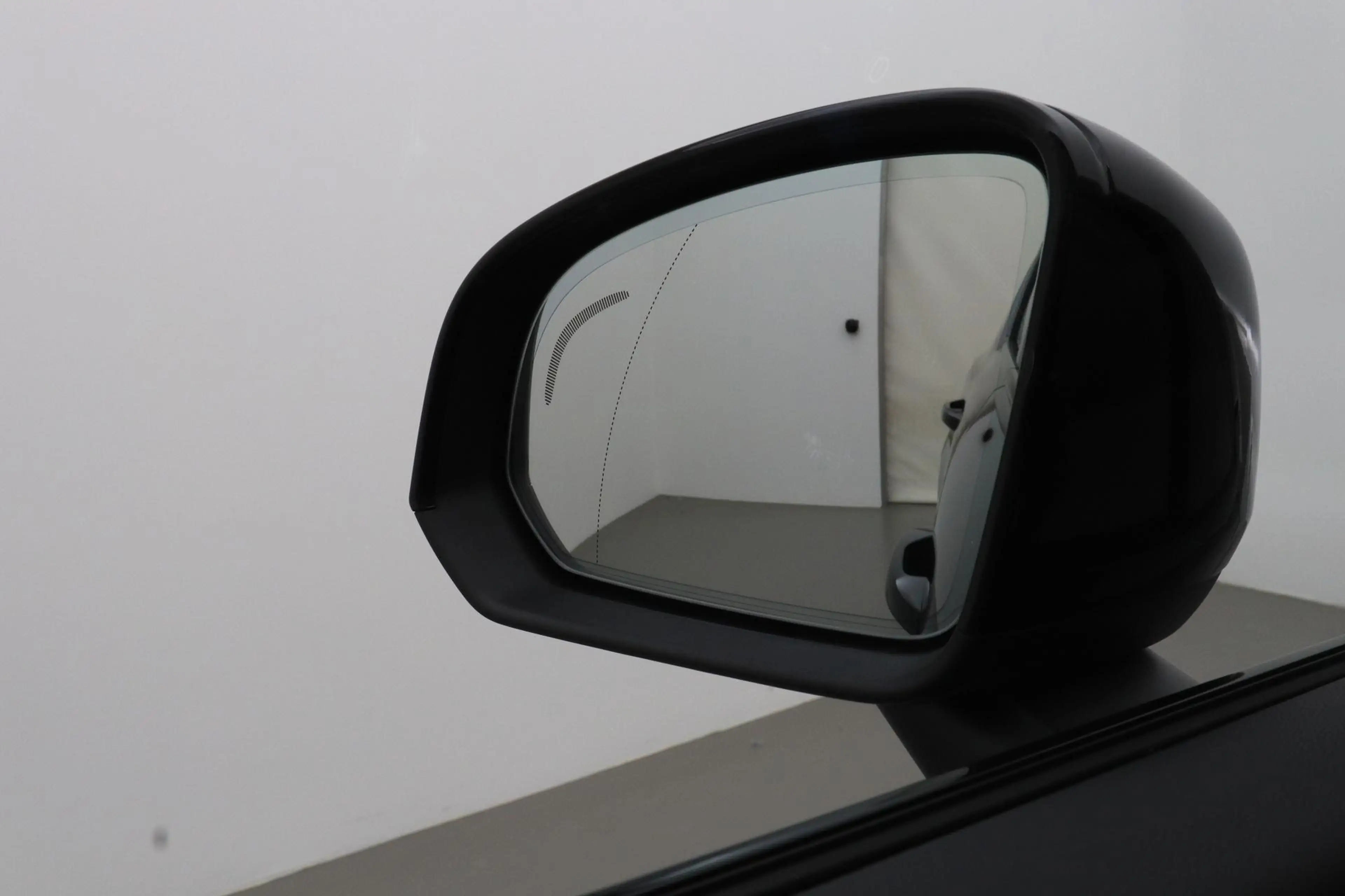 Volvo EX40 Single Motor Extended Range Plus Black Edition | 8 — photo 14