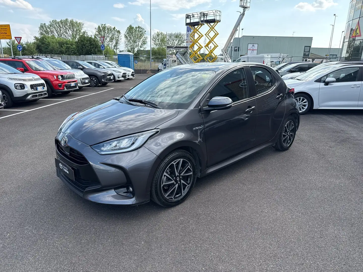 Toyota Yaris Yaris 1.5 Hybrid 5 porte Trend Gris - 1