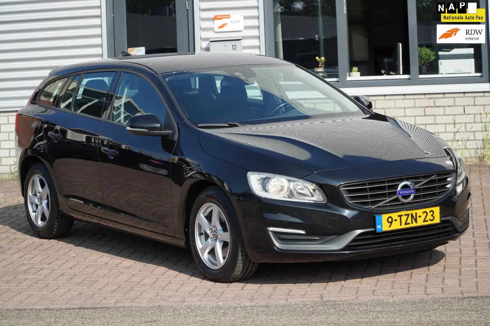 Volvo V60 1.6 D2 Kinetic NAVI TREKHAAK Zwart - 1