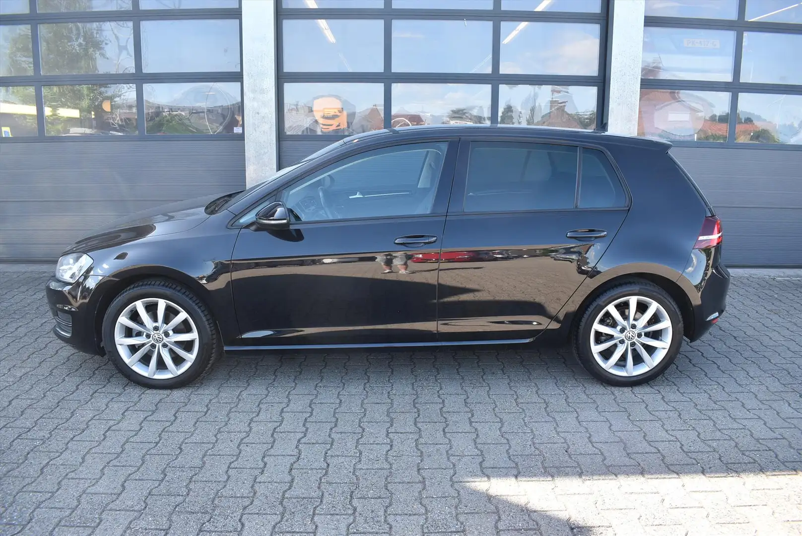 Volkswagen Golf 1.4 TSI 150pk ACT DSG Highline Zwart - 2