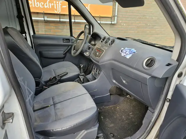 Ford Transit Connect view 17