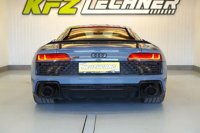 Audi R8 view 5
