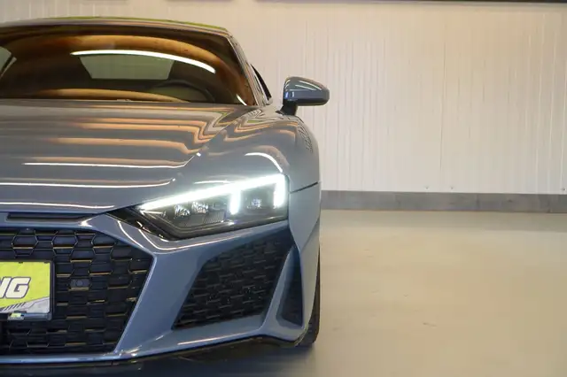 Audi R8 view 11