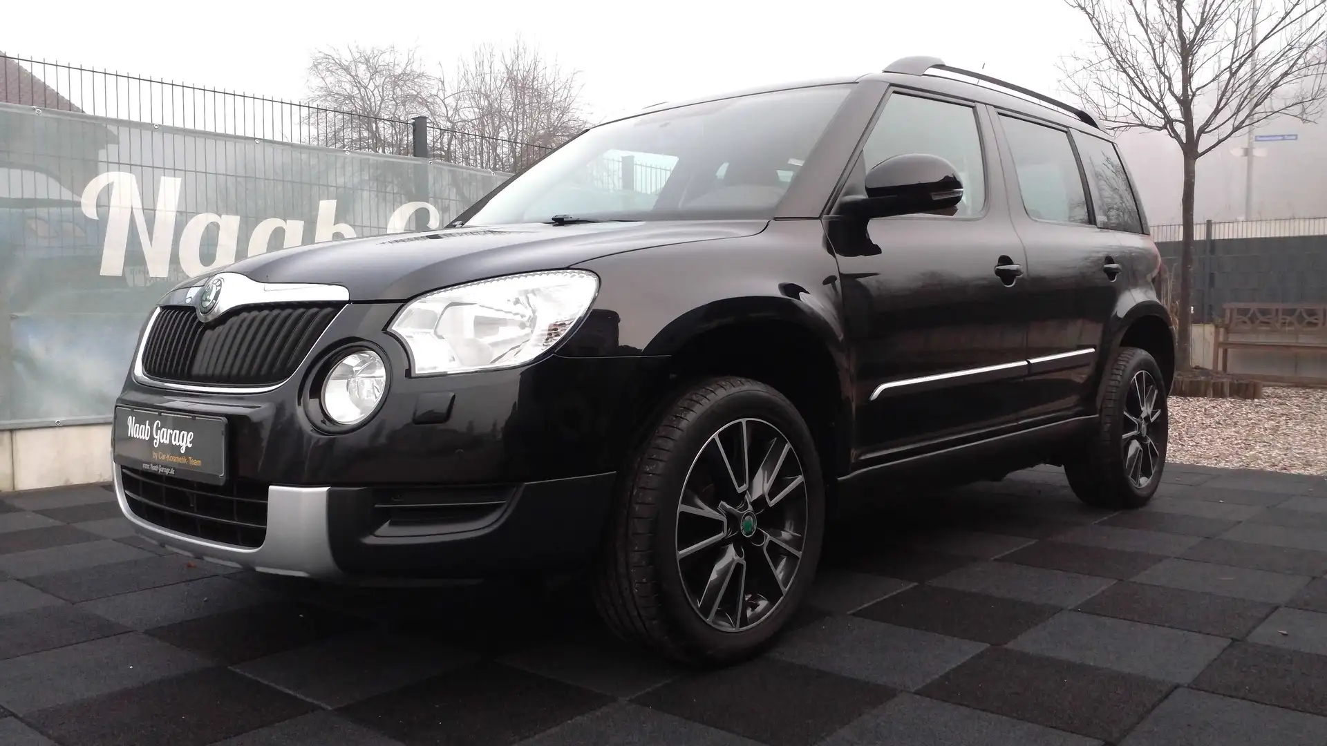 Skoda Yeti Ambition m. Standheizung, 8 fach, Navi, AHK! Schwarz - 1