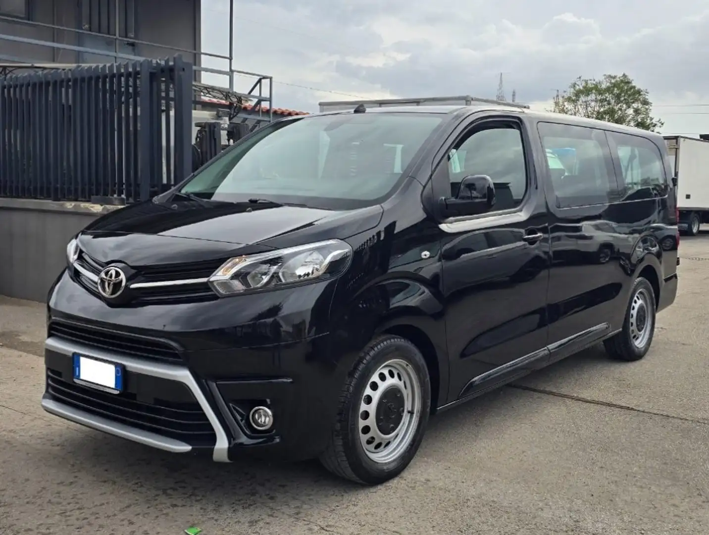 Toyota Proace 2.0D 144CV S&S 9 POSTI LARGE Zwart - 1