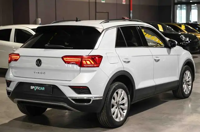 Volkswagen T-Roc view 3