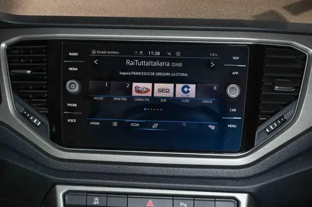Volkswagen T-Roc view 14