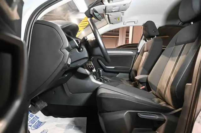 Volkswagen T-Roc view 9