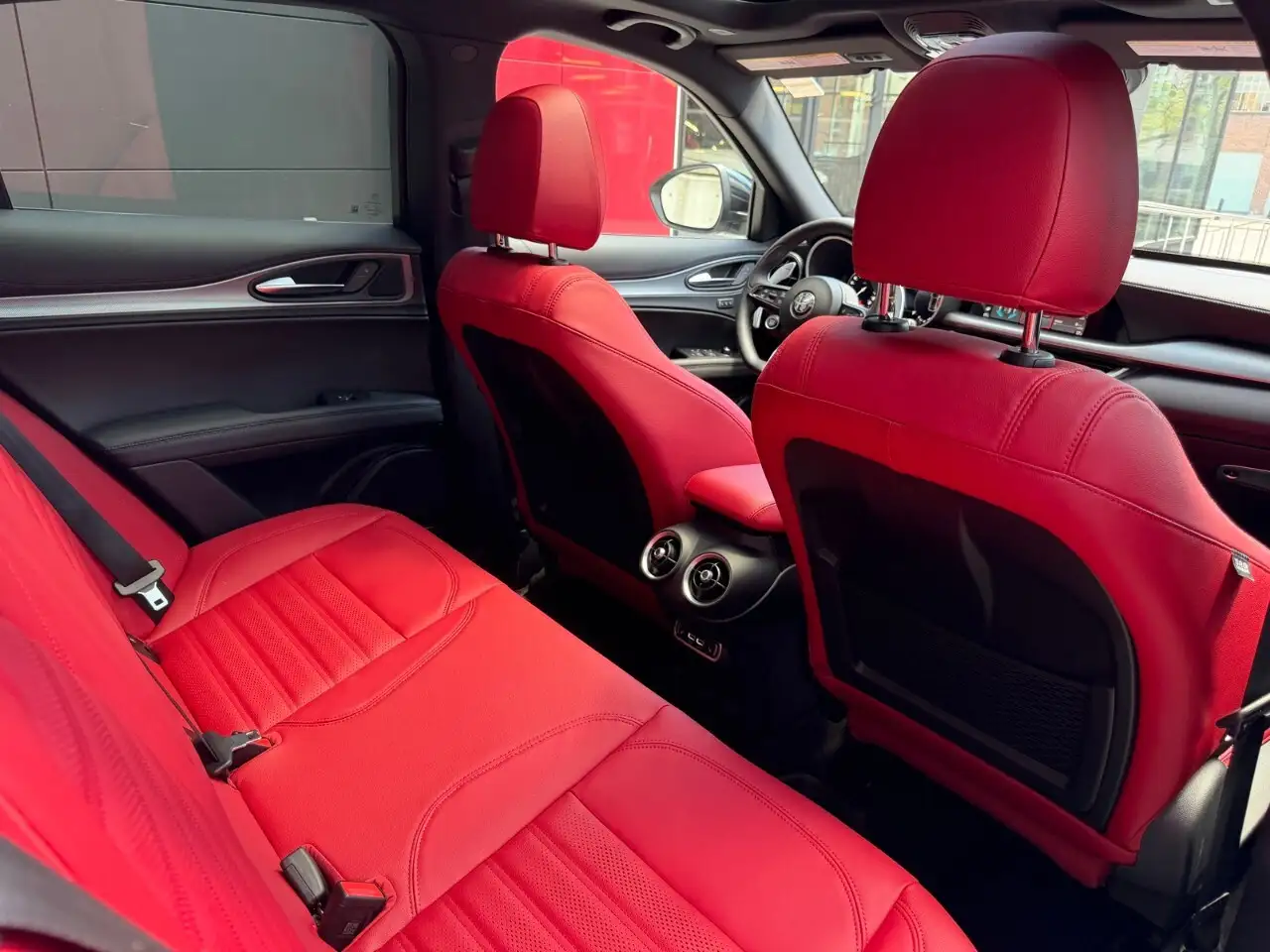 Alfa Romeo Stelvio снимка Alfa Romeo Stelvio