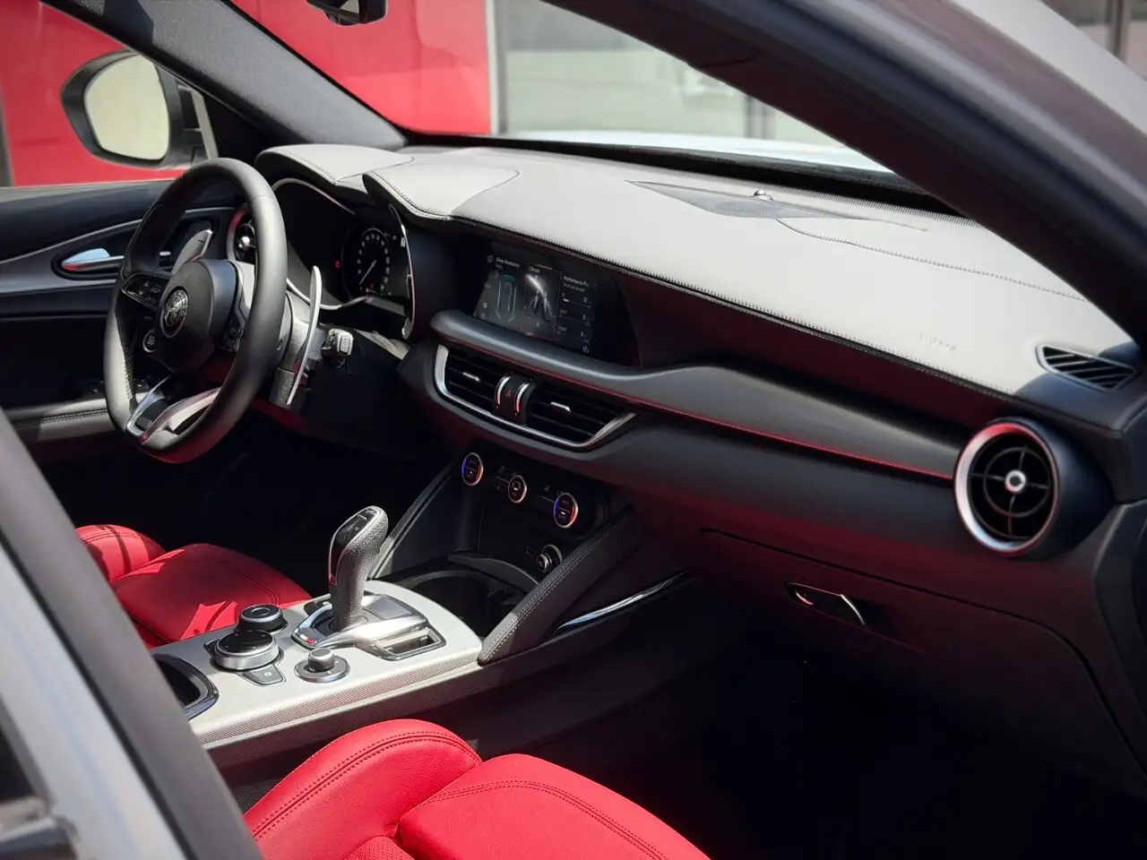 Alfa Romeo Stelvio снимка Alfa Romeo Stelvio