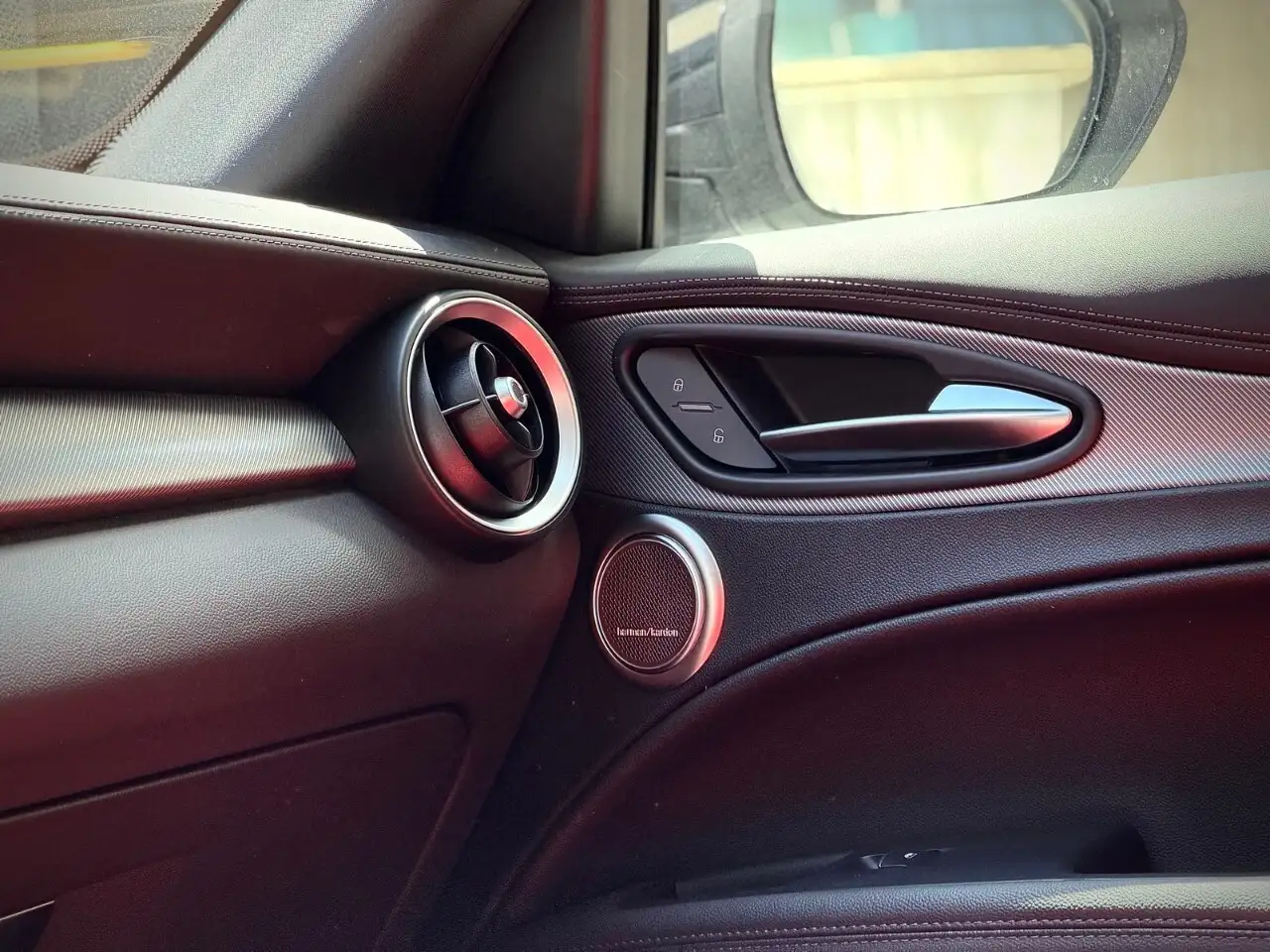 Alfa Romeo Stelvio снимка Alfa Romeo Stelvio