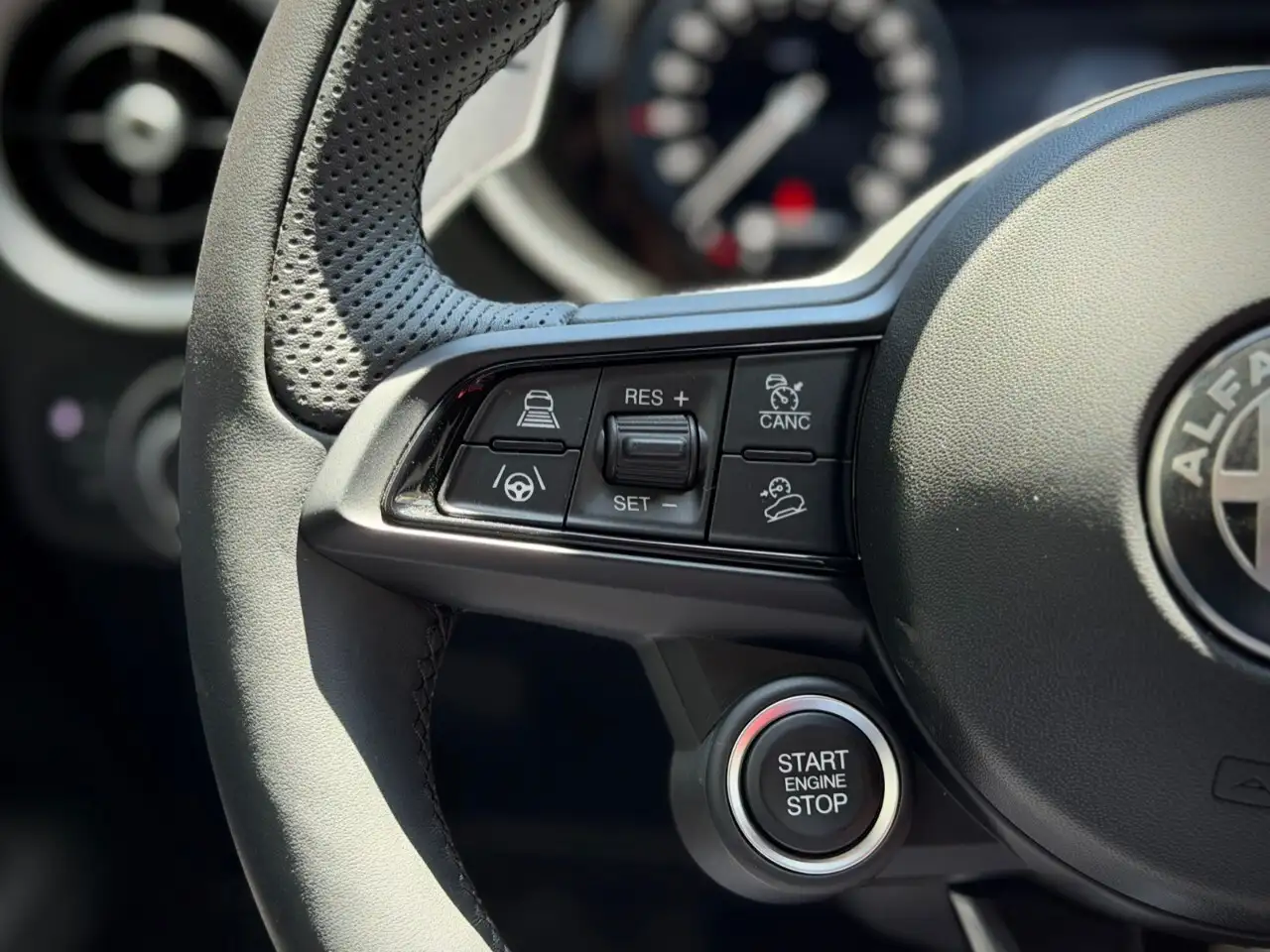 Alfa Romeo Stelvio снимка Alfa Romeo Stelvio